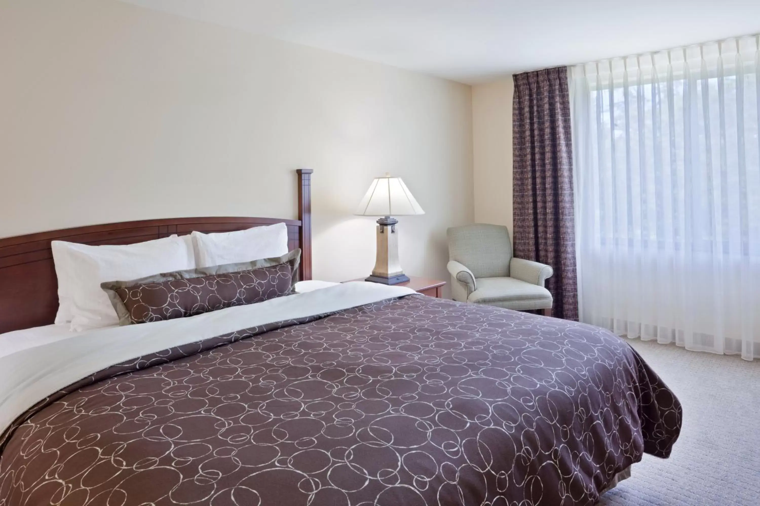 Bedroom, Bed in Staybridge Suites Everett - Paine Field, an IHG Hotel