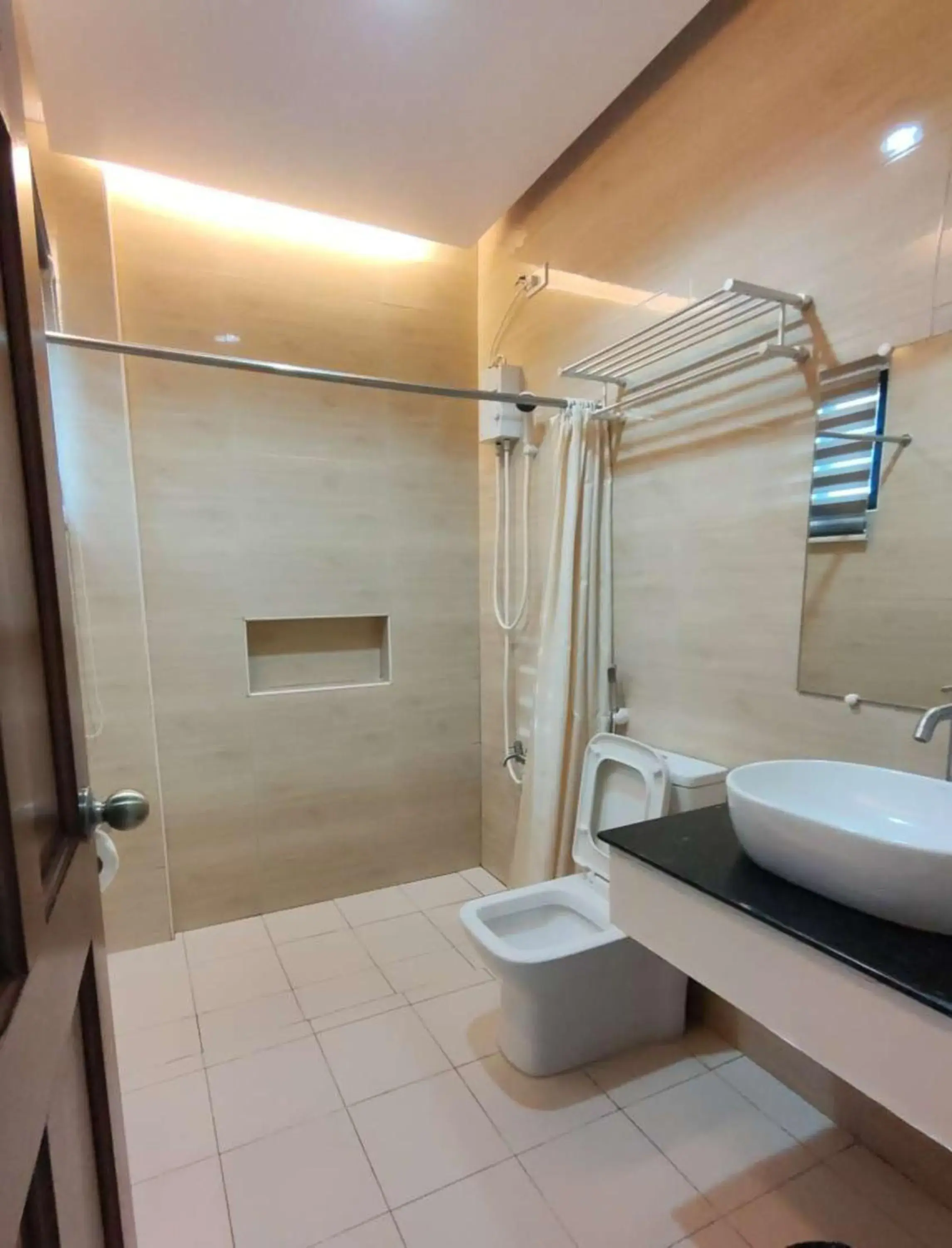 Shower, Bathroom in Sea Horizon Resort