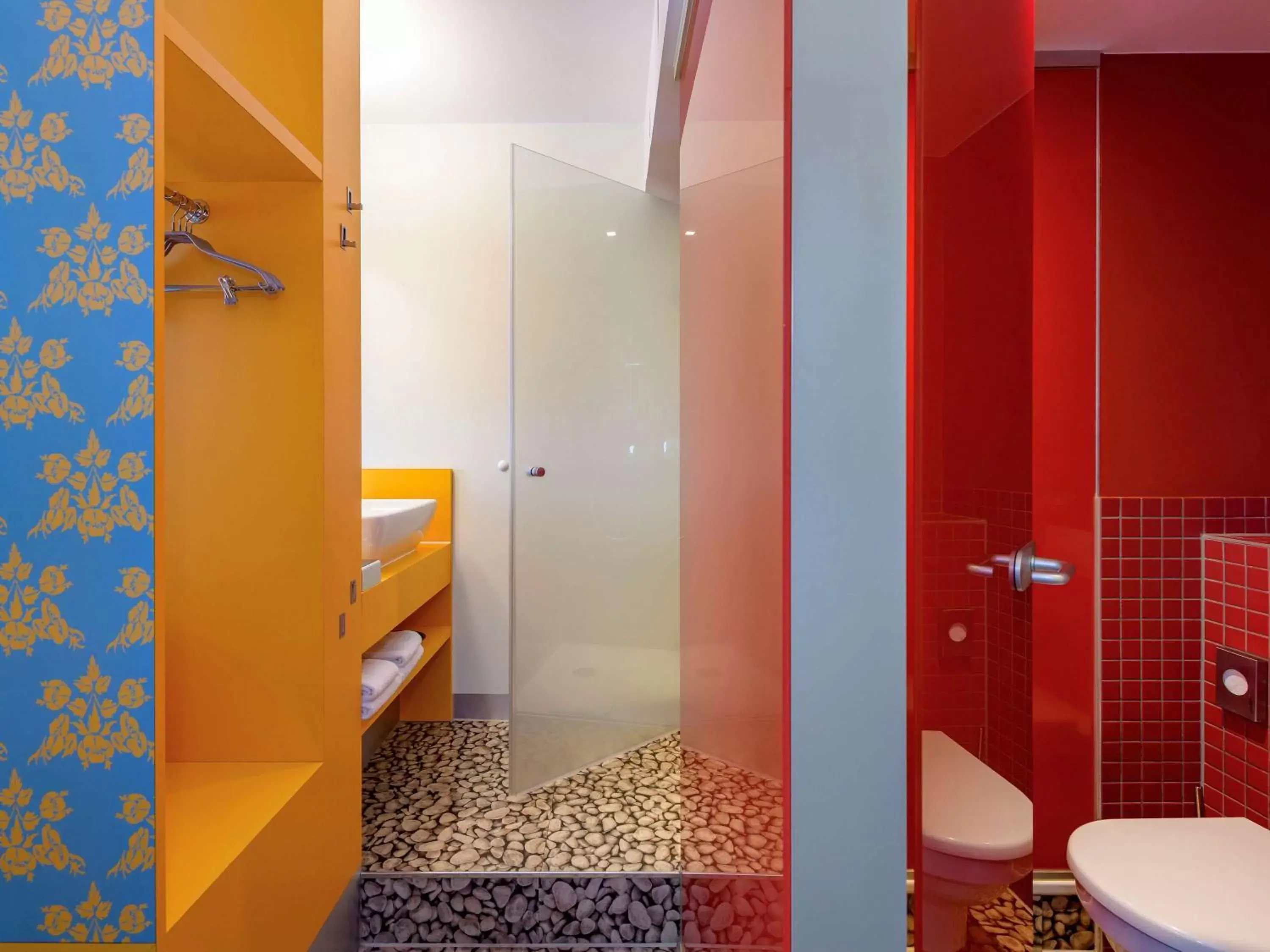 Bedroom, Bathroom in ibis Styles Hotel Berlin Mitte