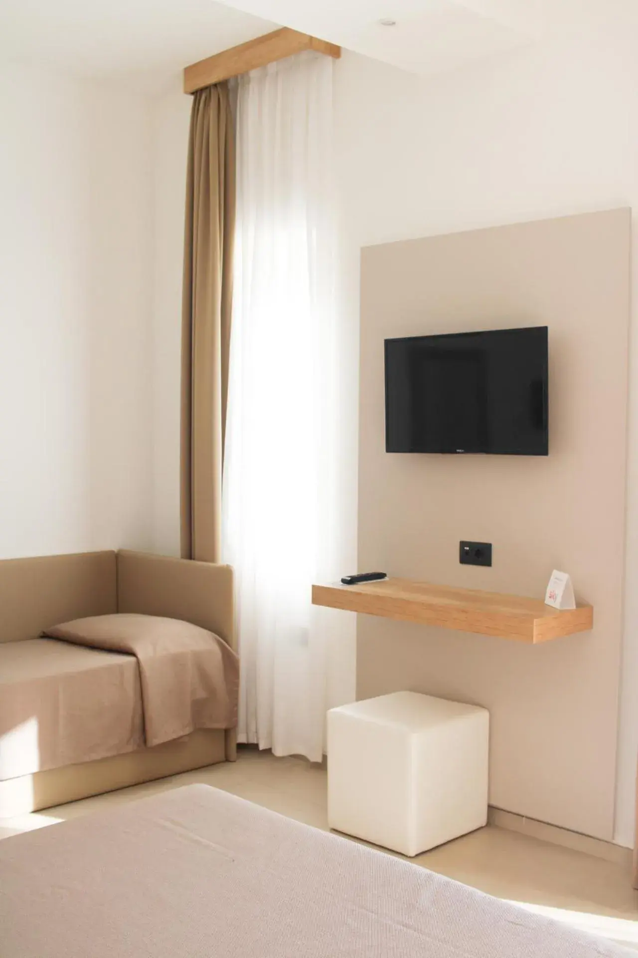 TV/Entertainment Center in Hotel Falcone