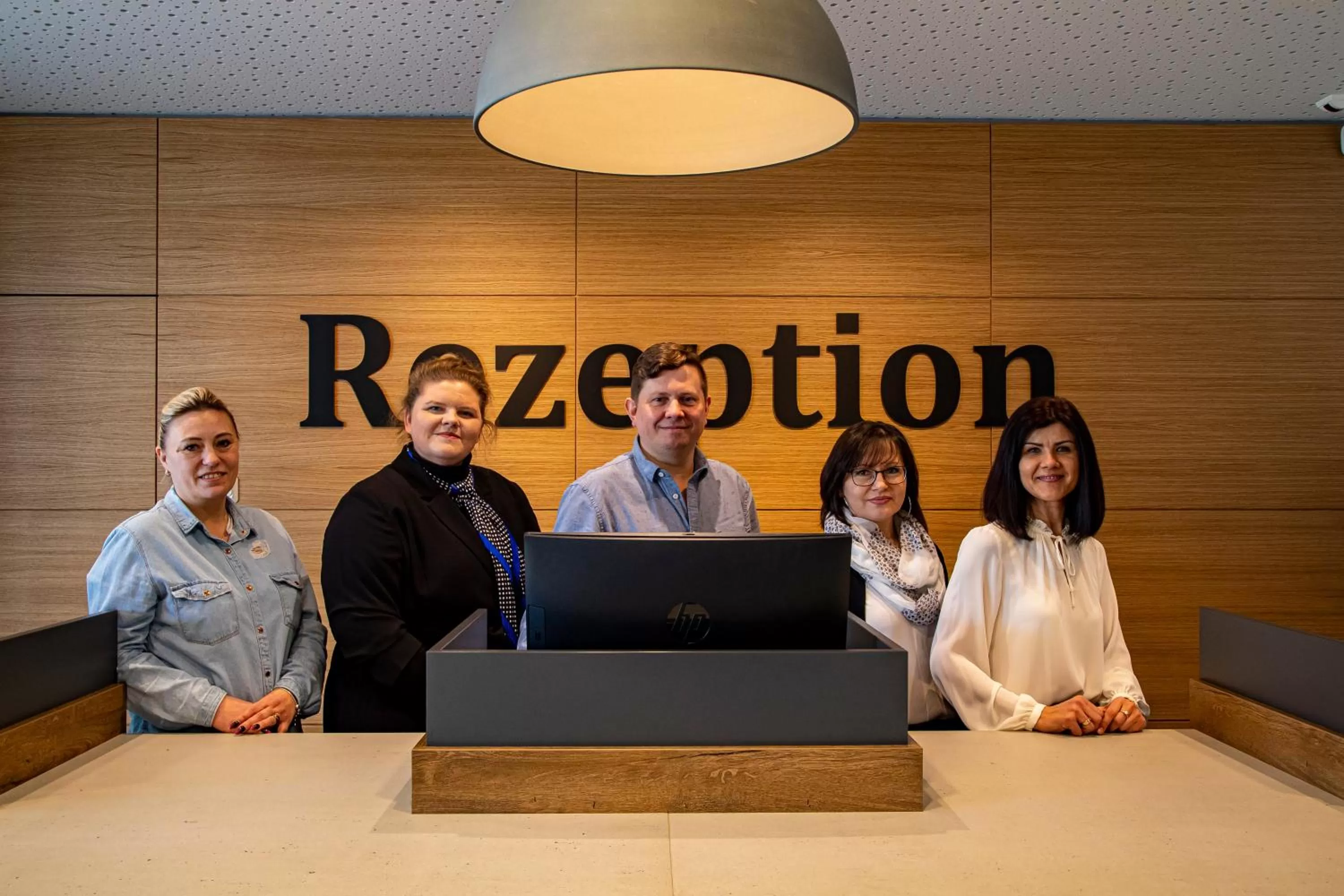 People in Stadthotel Lohne, Self Check In, mit Bäckerei und Cafe