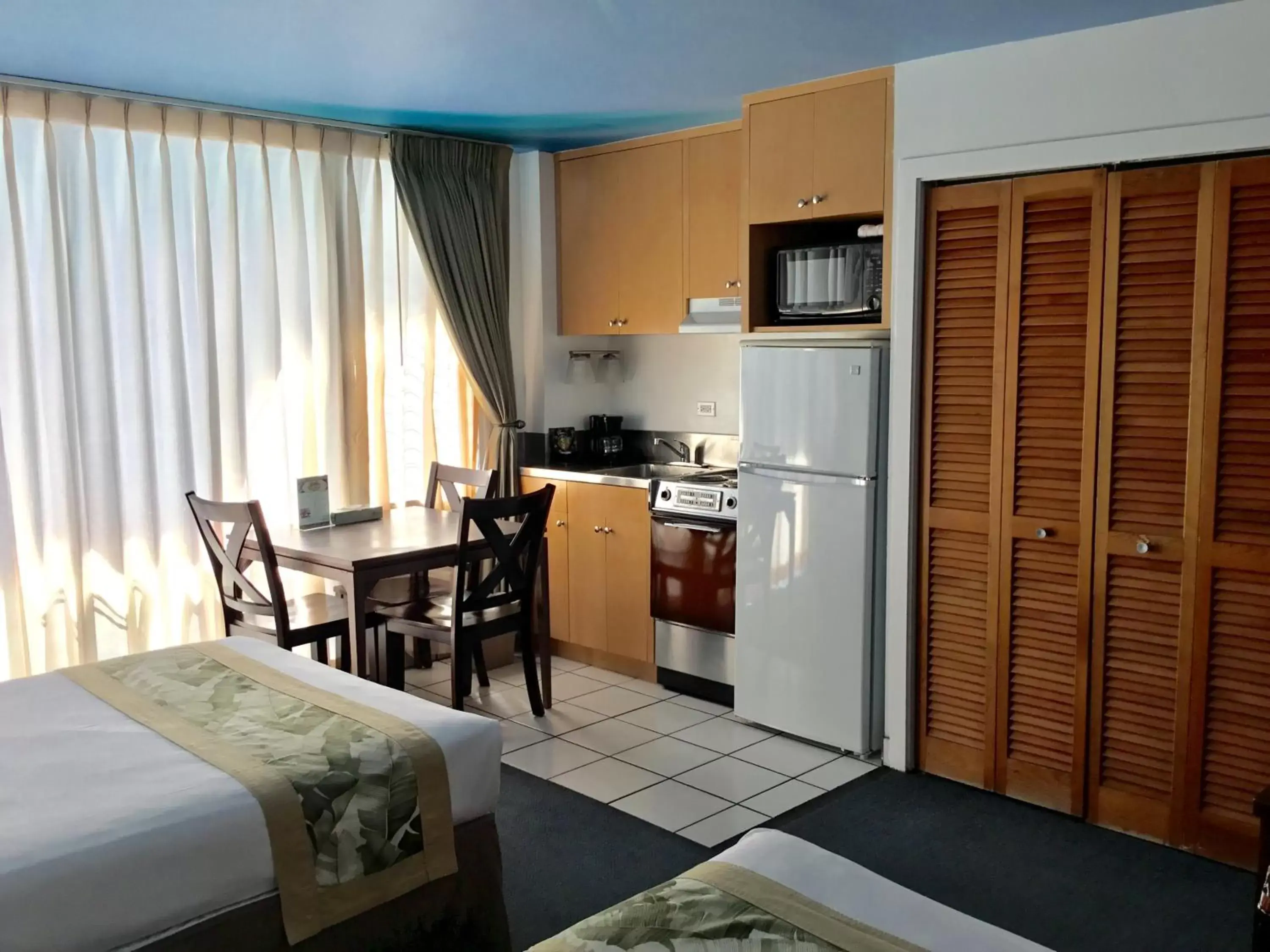 Kitchen or kitchenette, Kitchen/Kitchenette in Holiday Surf Hotel (with full kitchen)