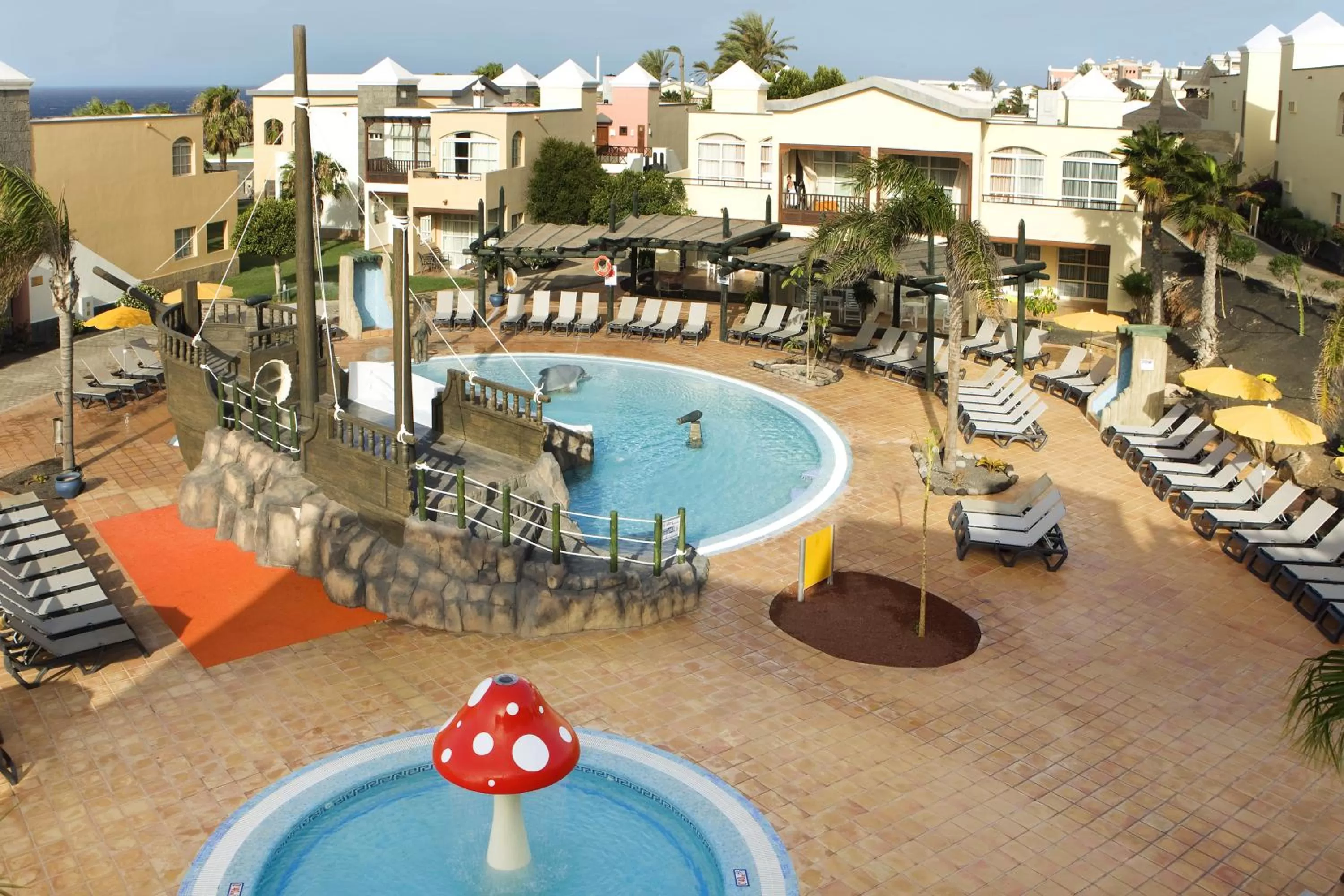 Swimming pool in H10 Rubicón Horizons Collection