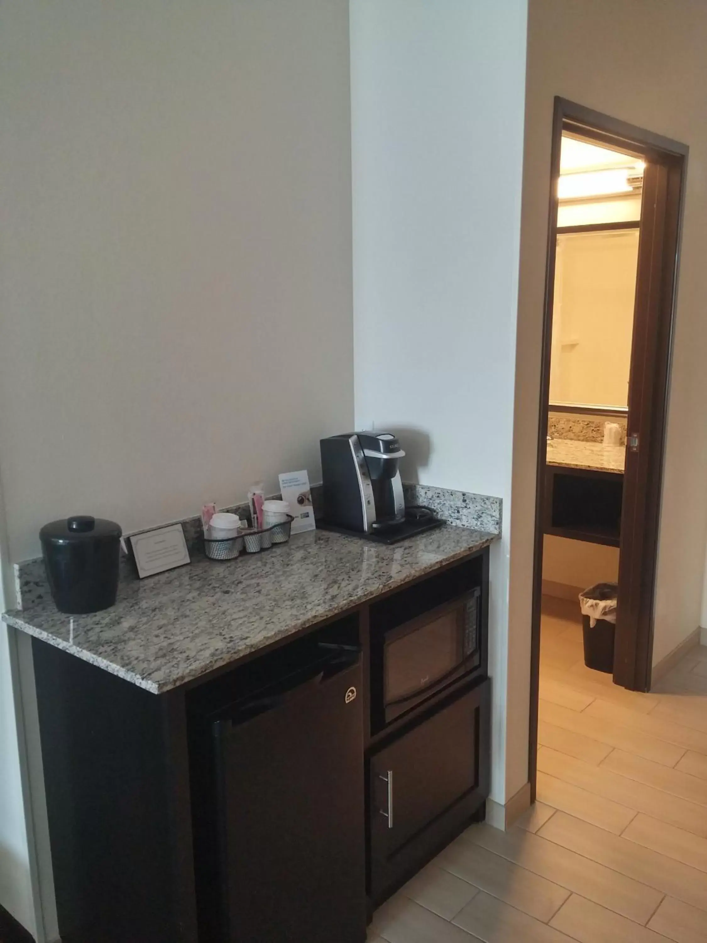 Photo of the whole room, Kitchen/Kitchenette in Holiday Inn Express & Suites Golden, an IHG Hotel