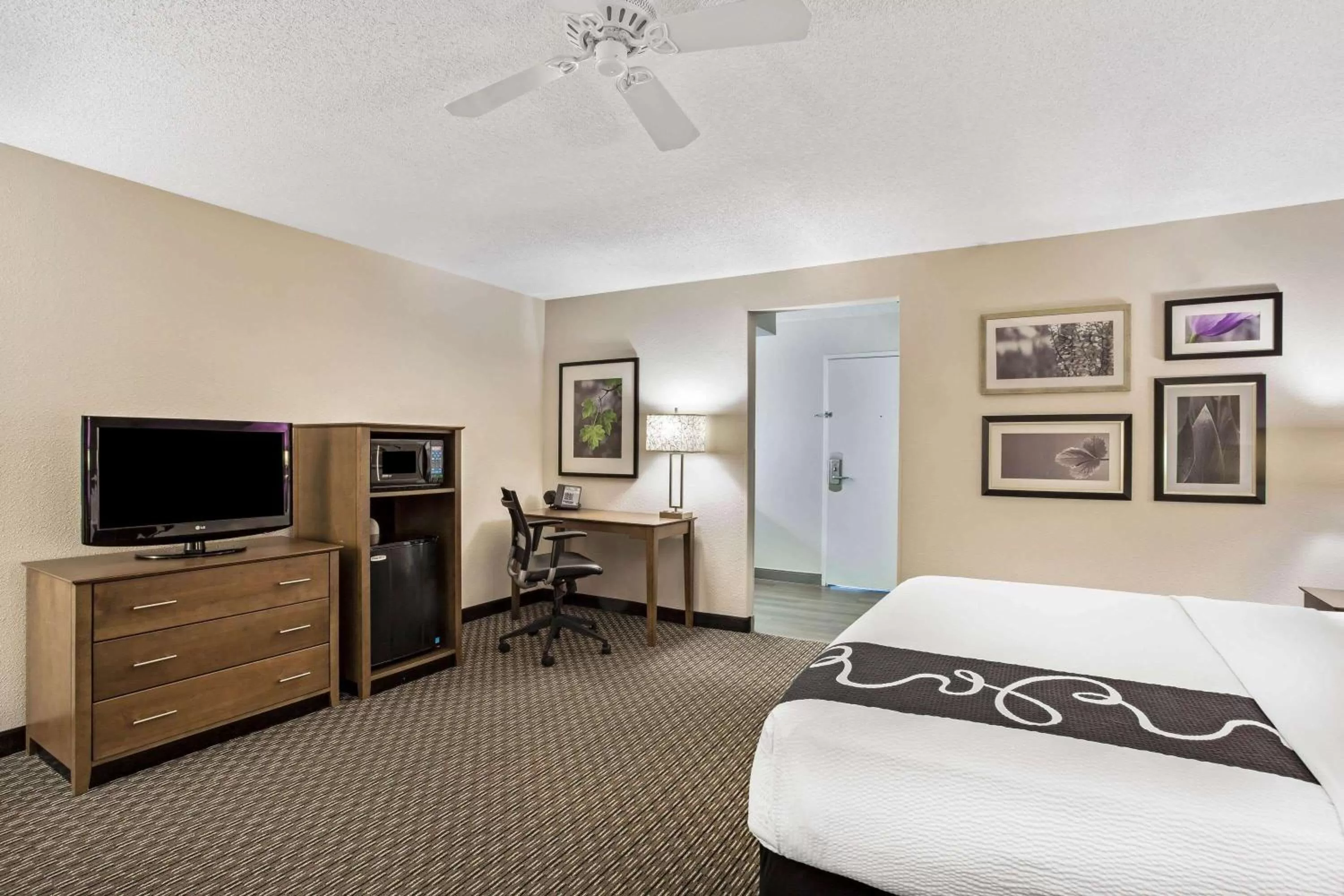 Photo of the whole room, Bed in La Quinta by Wyndham Hartford Bradley Airport