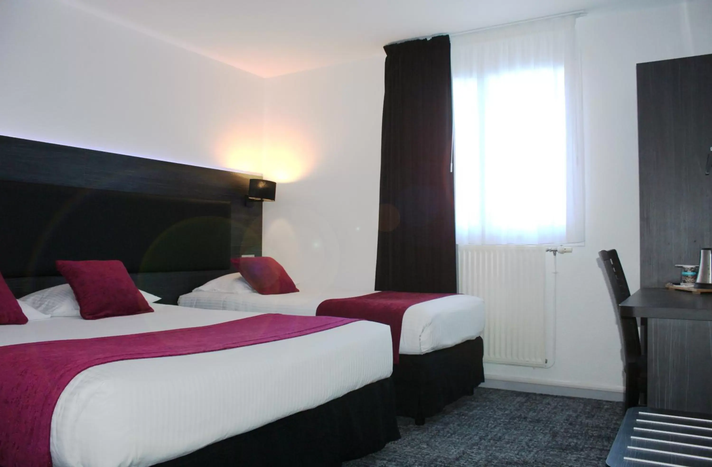 Photo of the whole room, Bed in The Originals City Hôtel, Aéroport Beauvais (ex: Inter-Hotel)