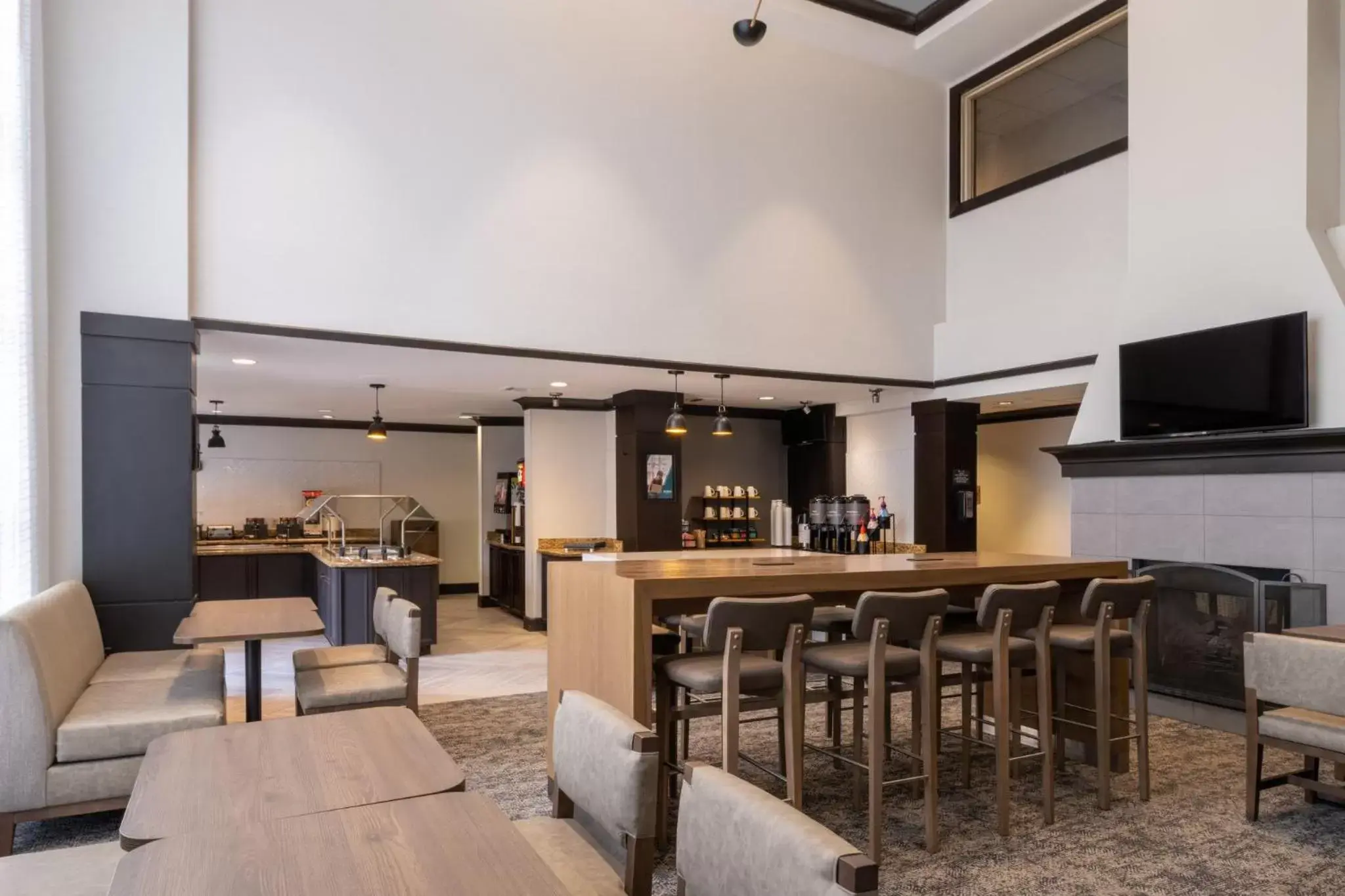 Breakfast, Lounge/Bar in Staybridge Suites Columbus-Dublin, an IHG Hotel