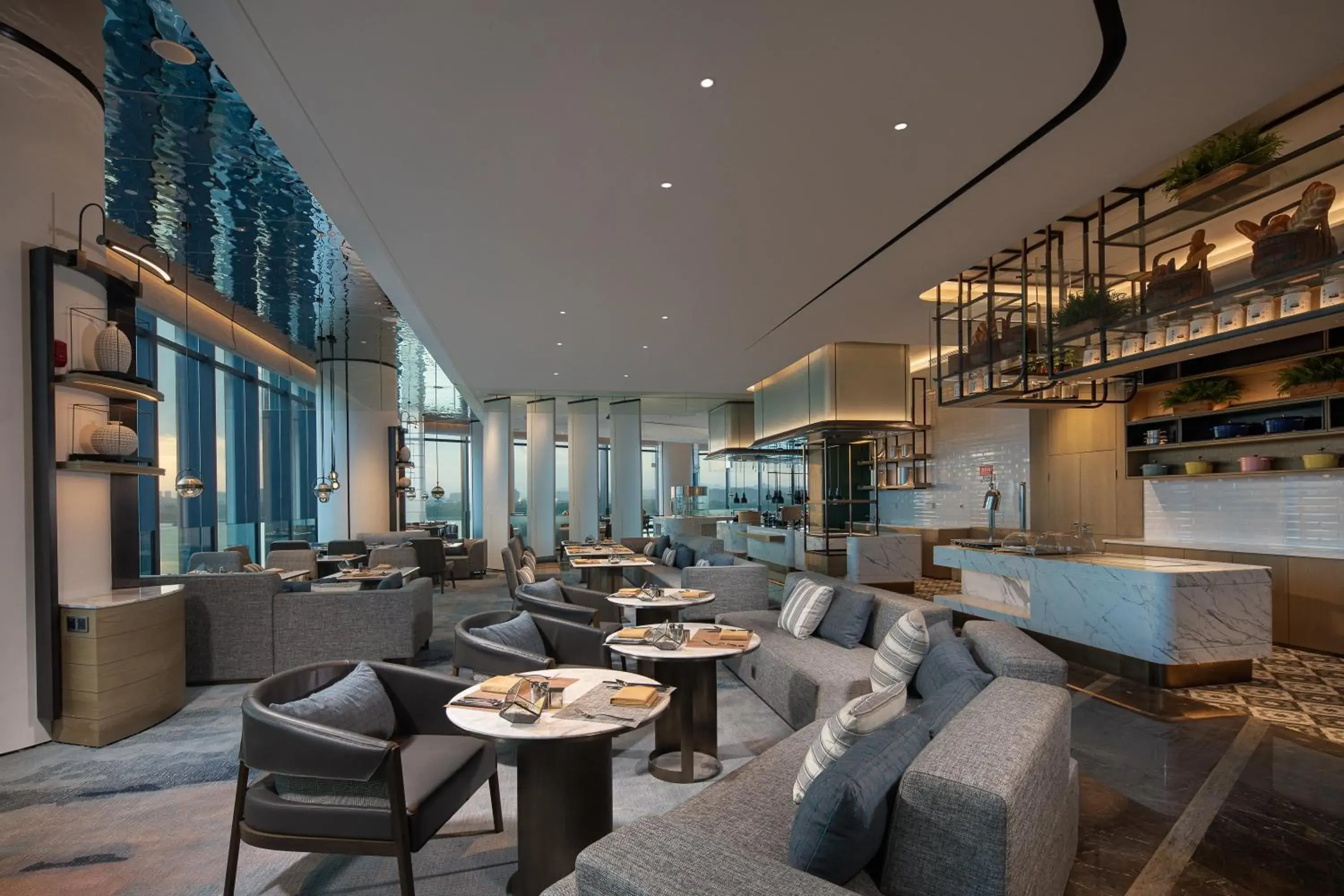 Lounge or bar in Crowne Plaza Chaozhou Riverside by IHG Lounge or bar in Crowne Plaza Chaozhou Riverside by IHG