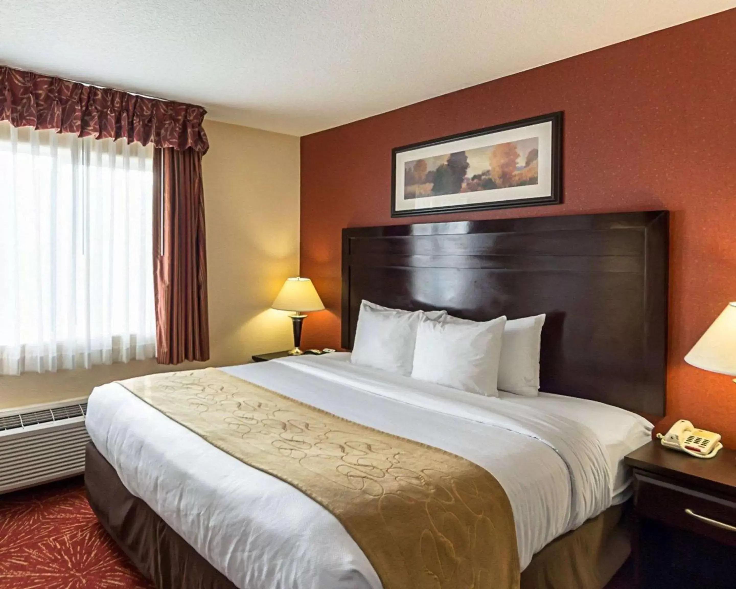 Photo of the whole room, Bed in Comfort Suites Airport Wichita