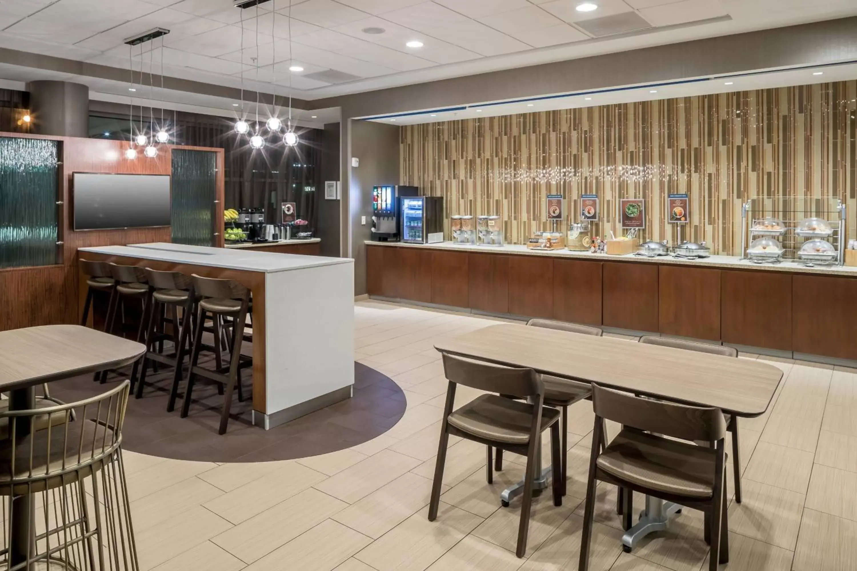 Breakfast, Lounge/Bar in SpringHill Suites Alexandria Southwest