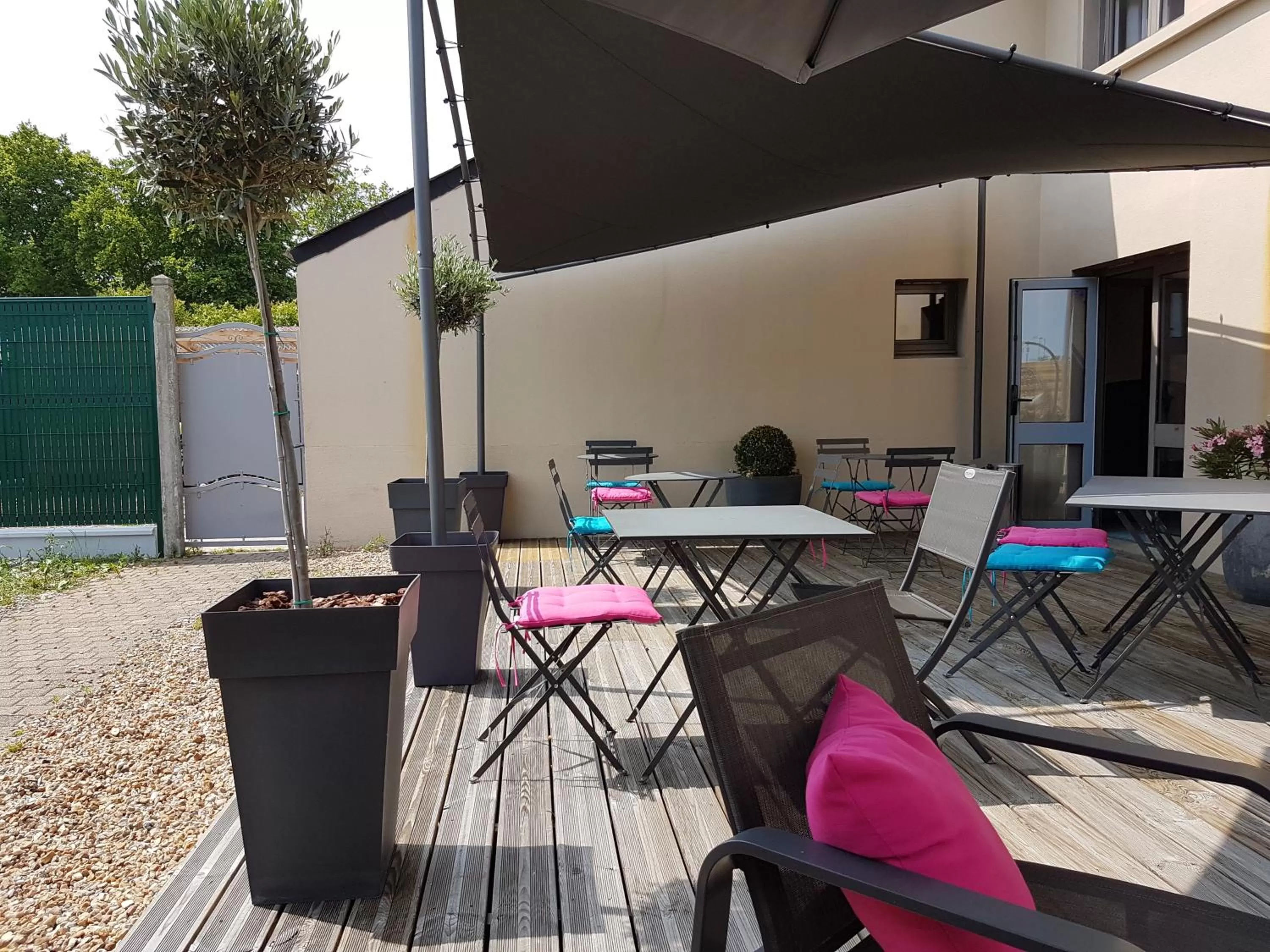 Patio in Kyriad Hôtel La Fleche