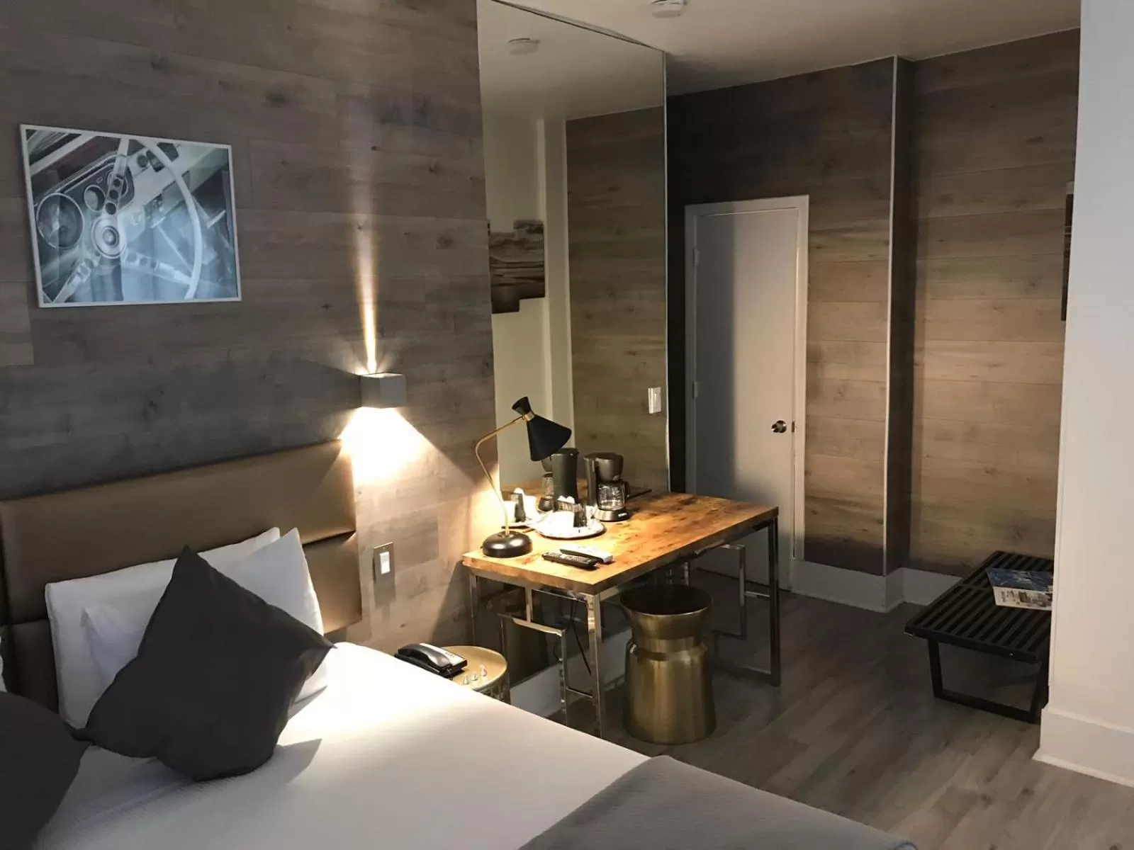 Coffee/tea facilities, Bed in Century Hotel