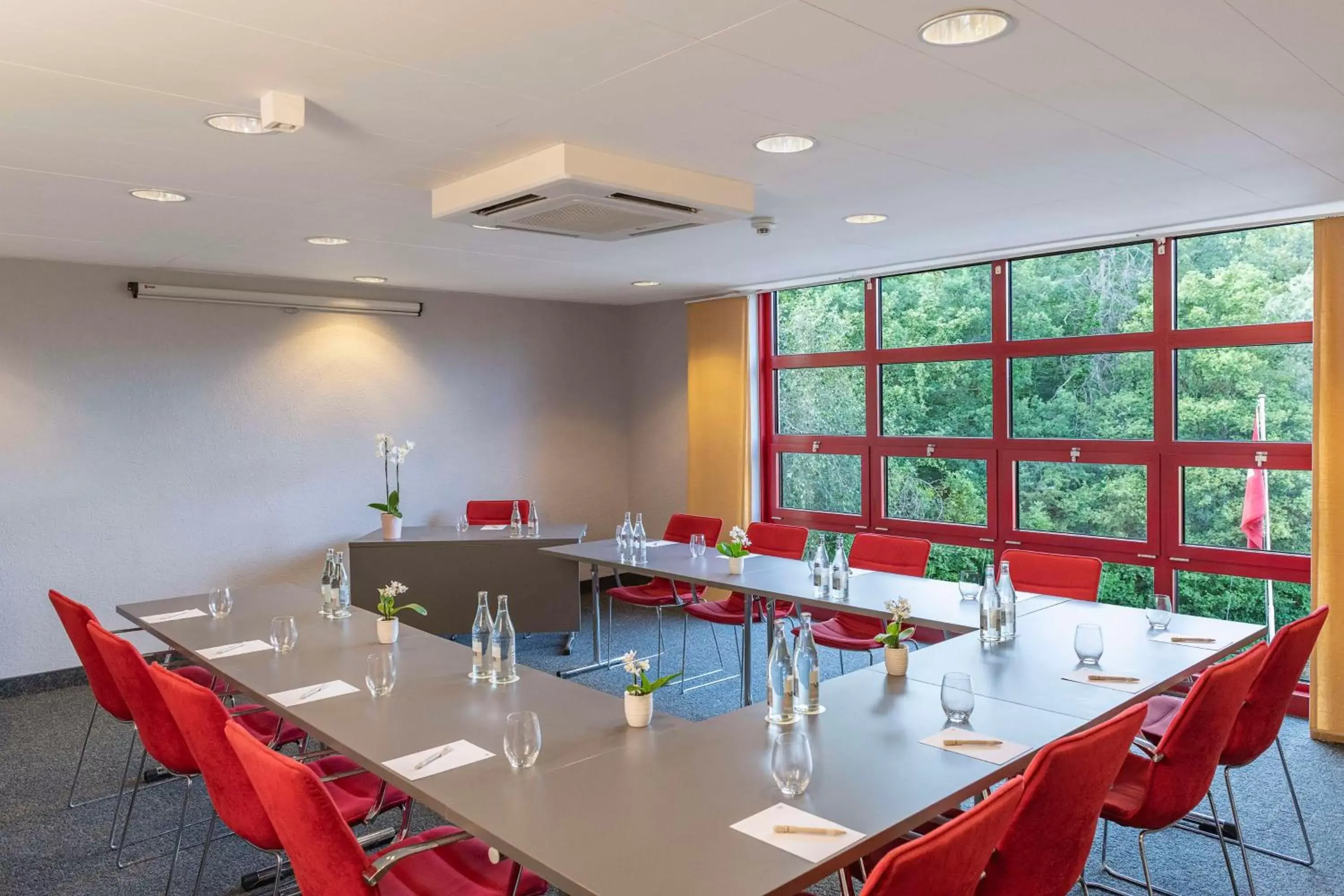 Meeting/conference room in NH Geneva Airport Hotel