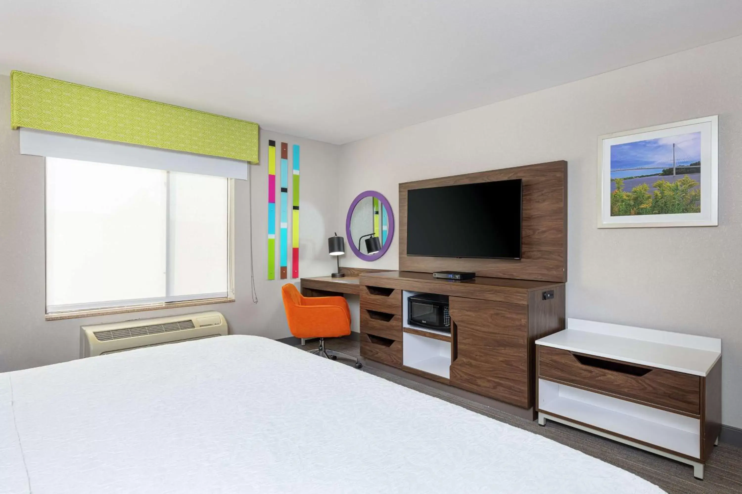 Bedroom, TV/Entertainment Center in Newly Renovated Hampton Inn Omaha West Lakeside