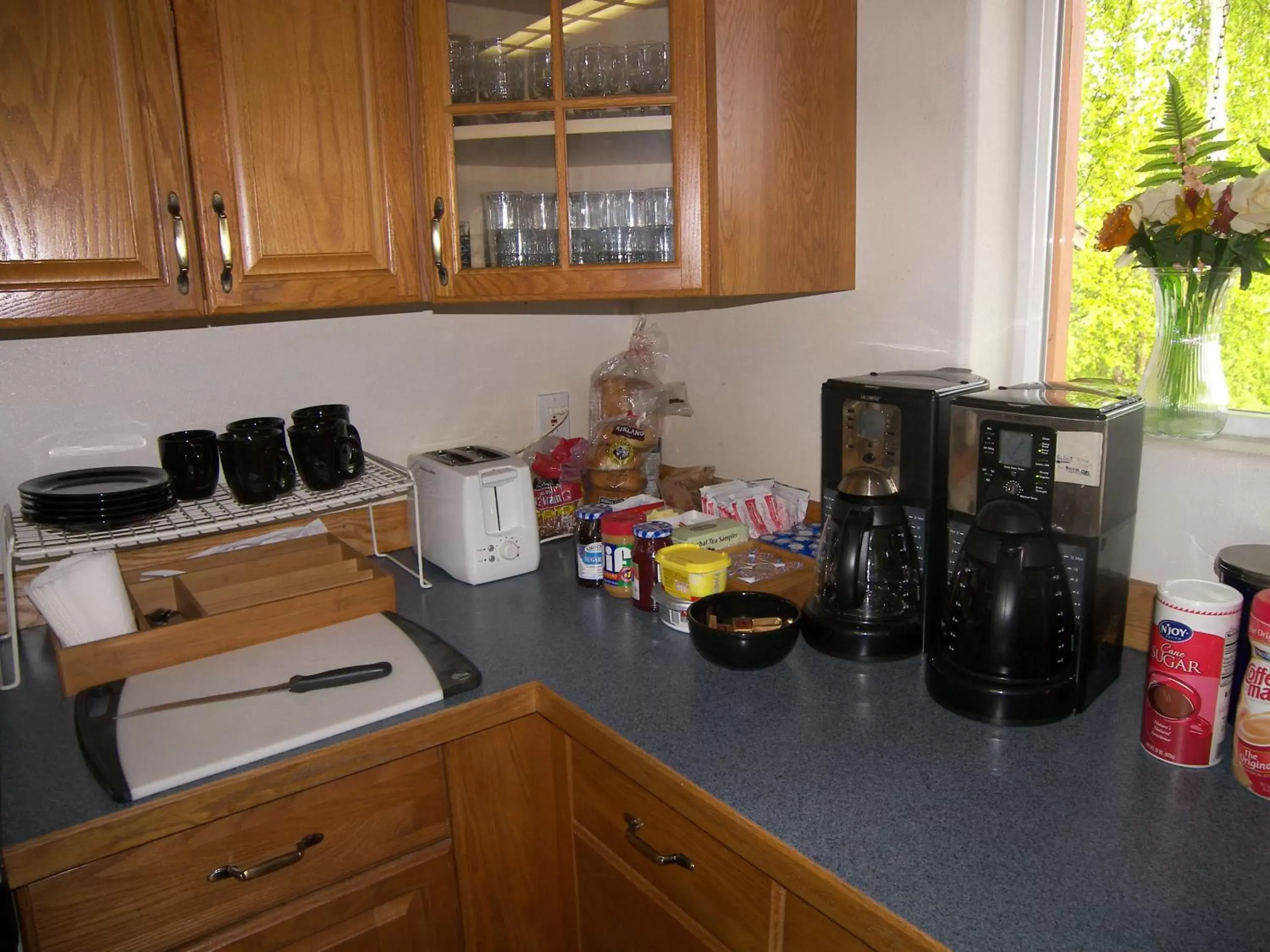 Coffee/tea facilities, Kitchen/Kitchenette in Grace and Bill's Freedom Hills B&B