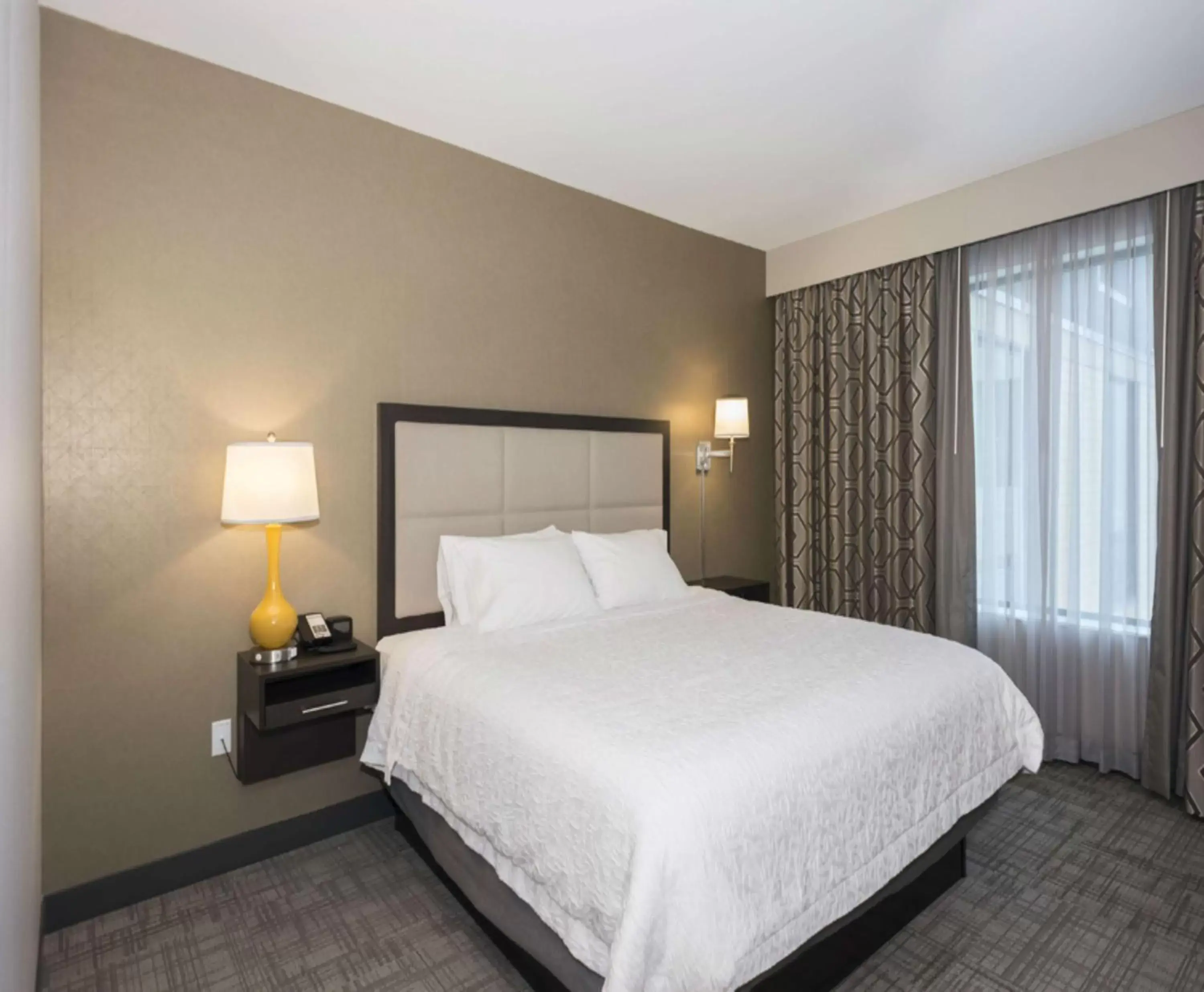 Bed in Hampton Inn and Suites Minneapolis University Area, MN