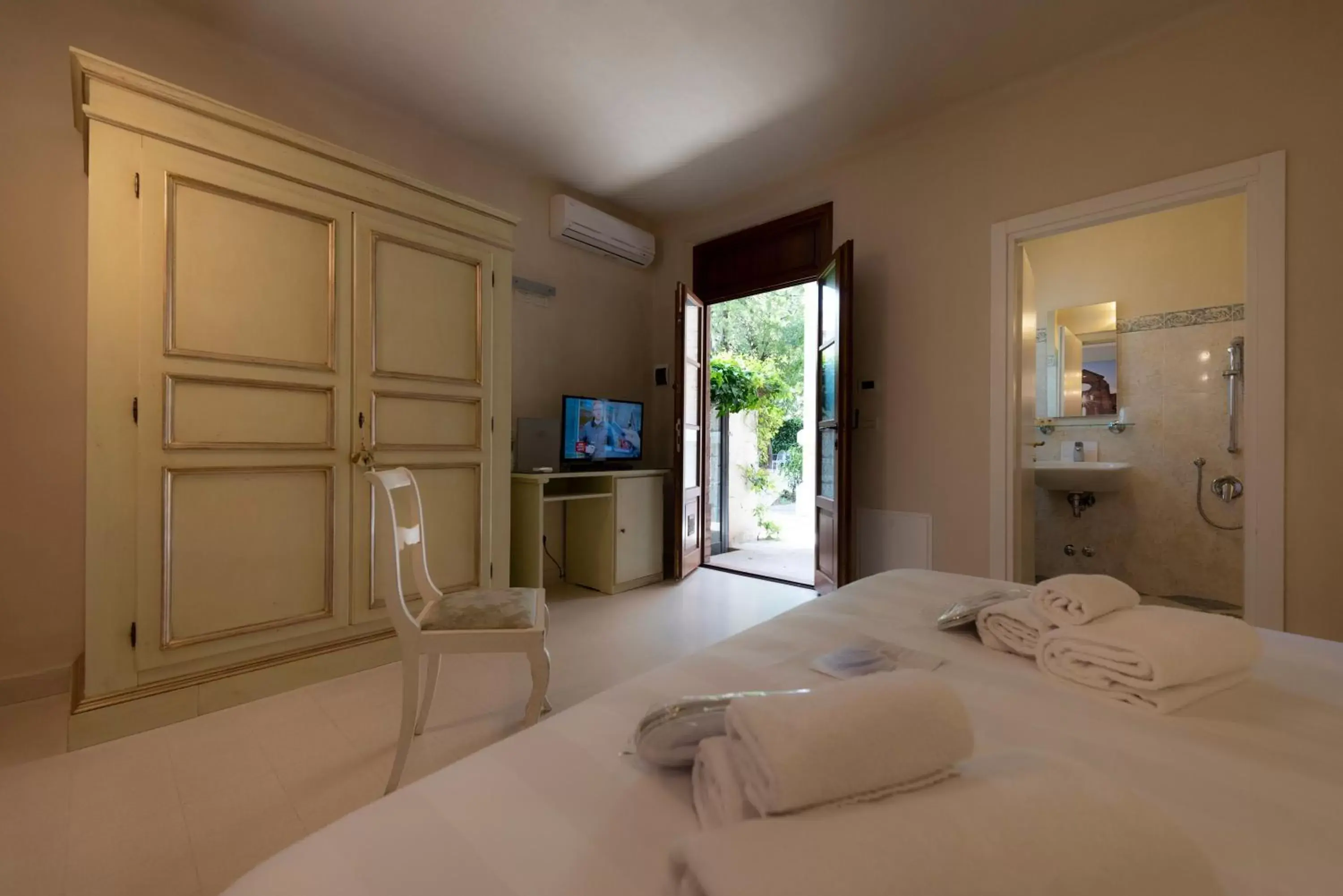 Photo of the whole room, Bed in Villa Elda Boutique Hotel