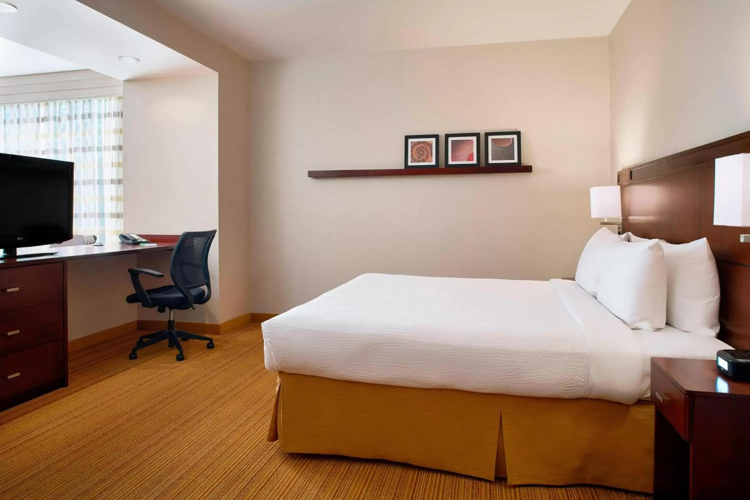 Bedroom, Bed in Courtyard by Marriott Mexico City Airport