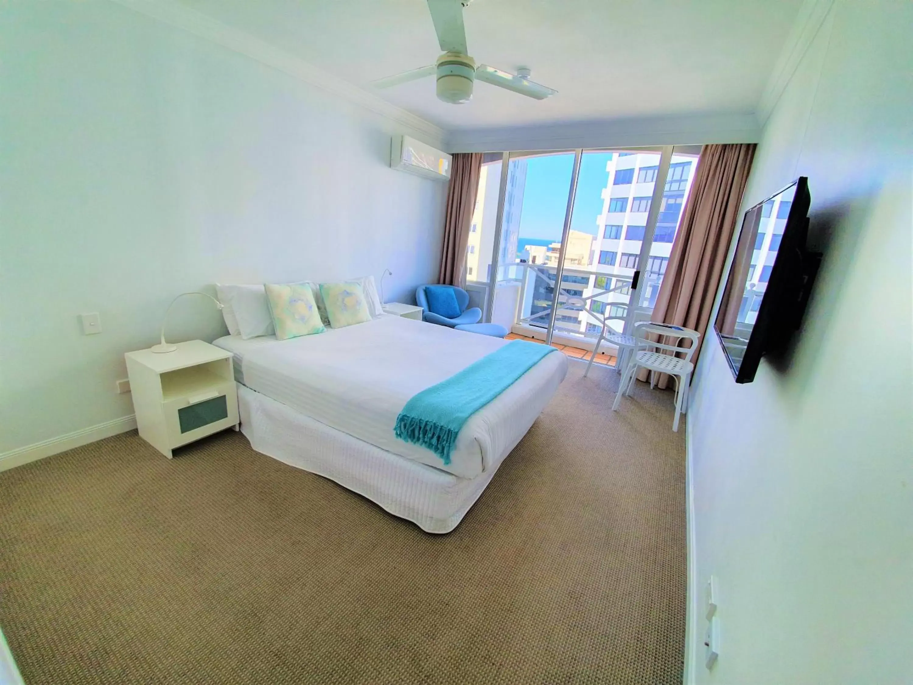 Two-Bedroom Apartment with Two Bathrooms in Broadbeach Holiday Apartments