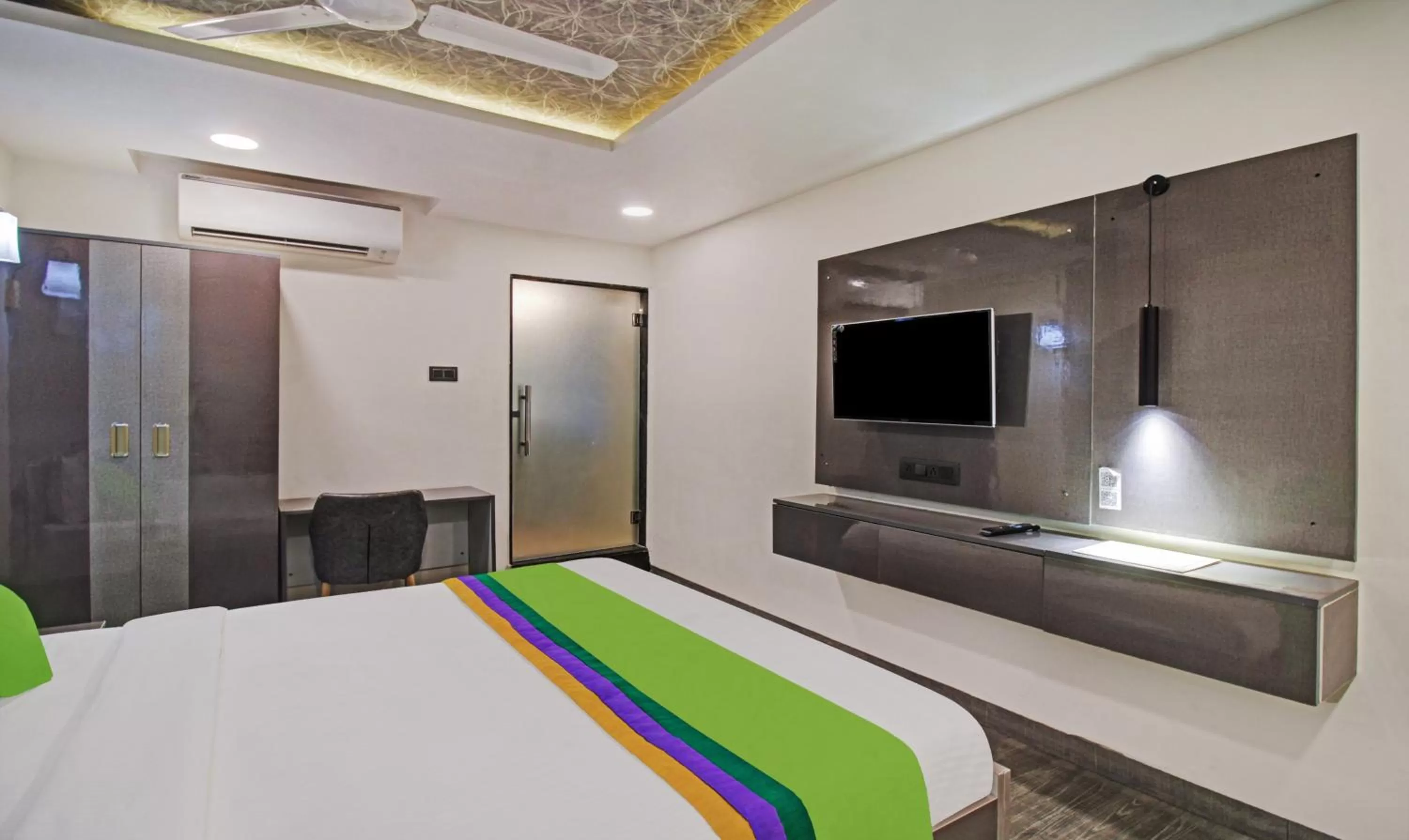 TV and multimedia, Bed in Treebo The Boss