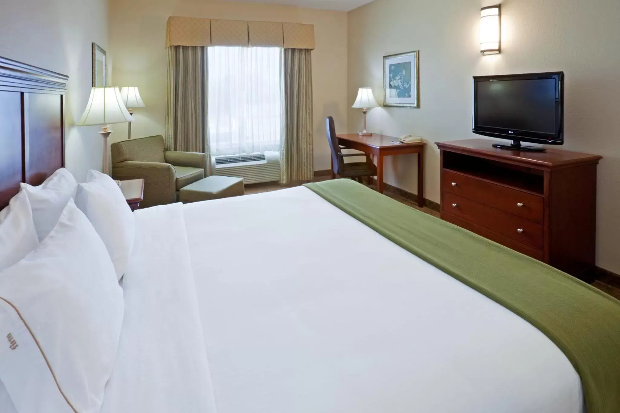 Photo of the whole room, Bed in Holiday Inn Express Hotel & Suites Cedar Hill, an IHG Hotel