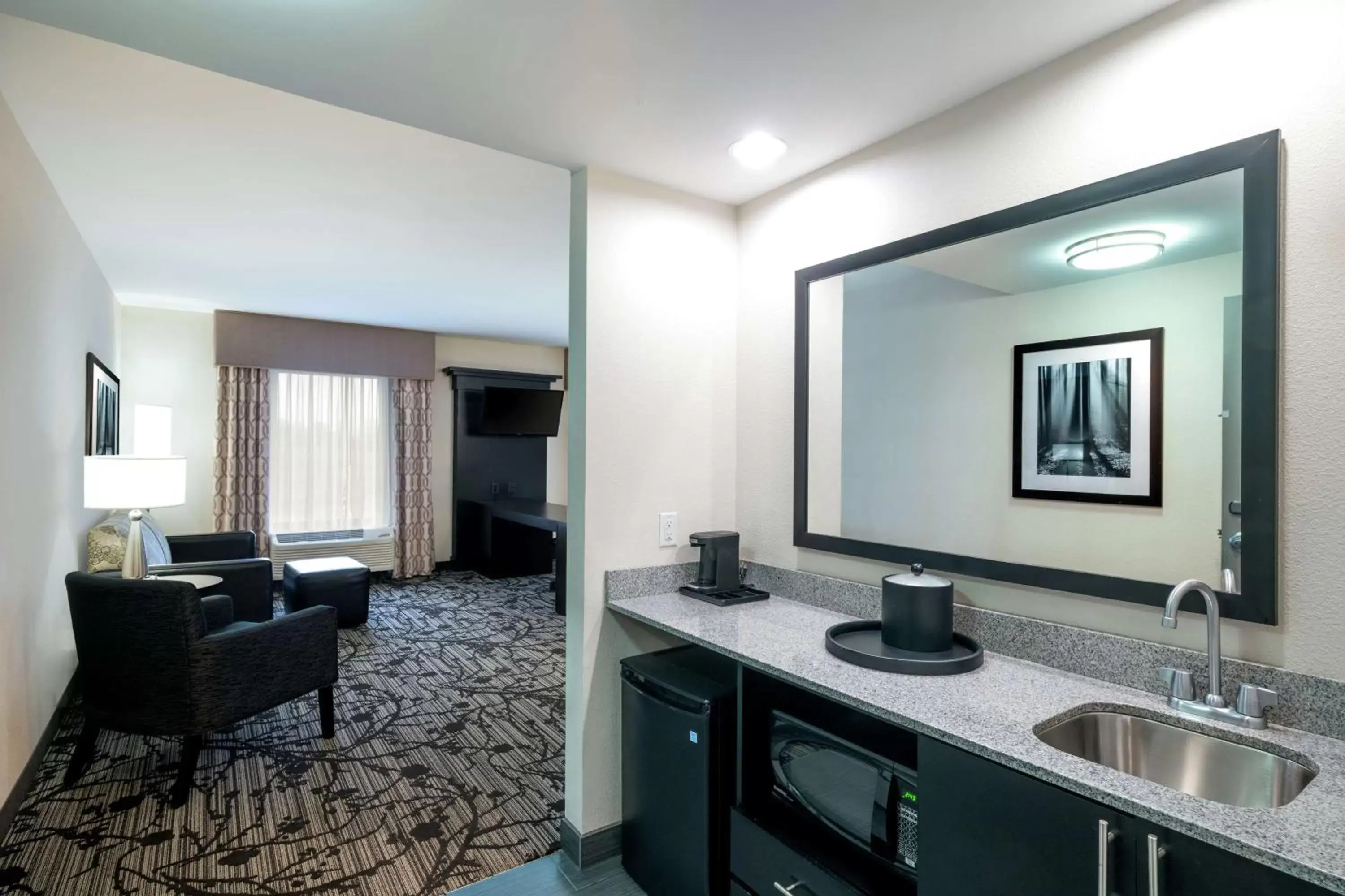 Bedroom, Kitchen/Kitchenette in Hampton Inn and Suites Roanoke Airport/Valley View Mall