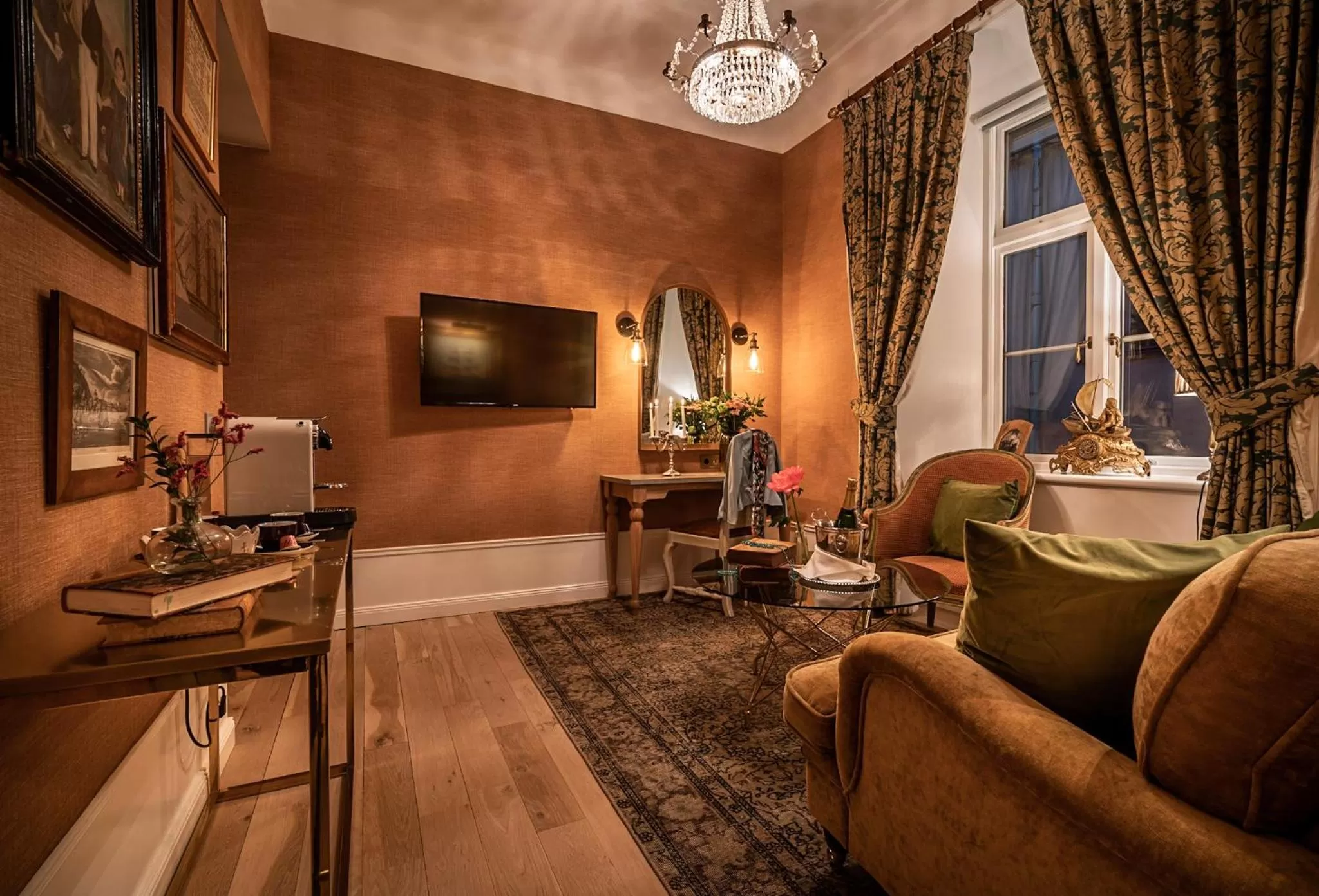 Living room in Victory Hotel