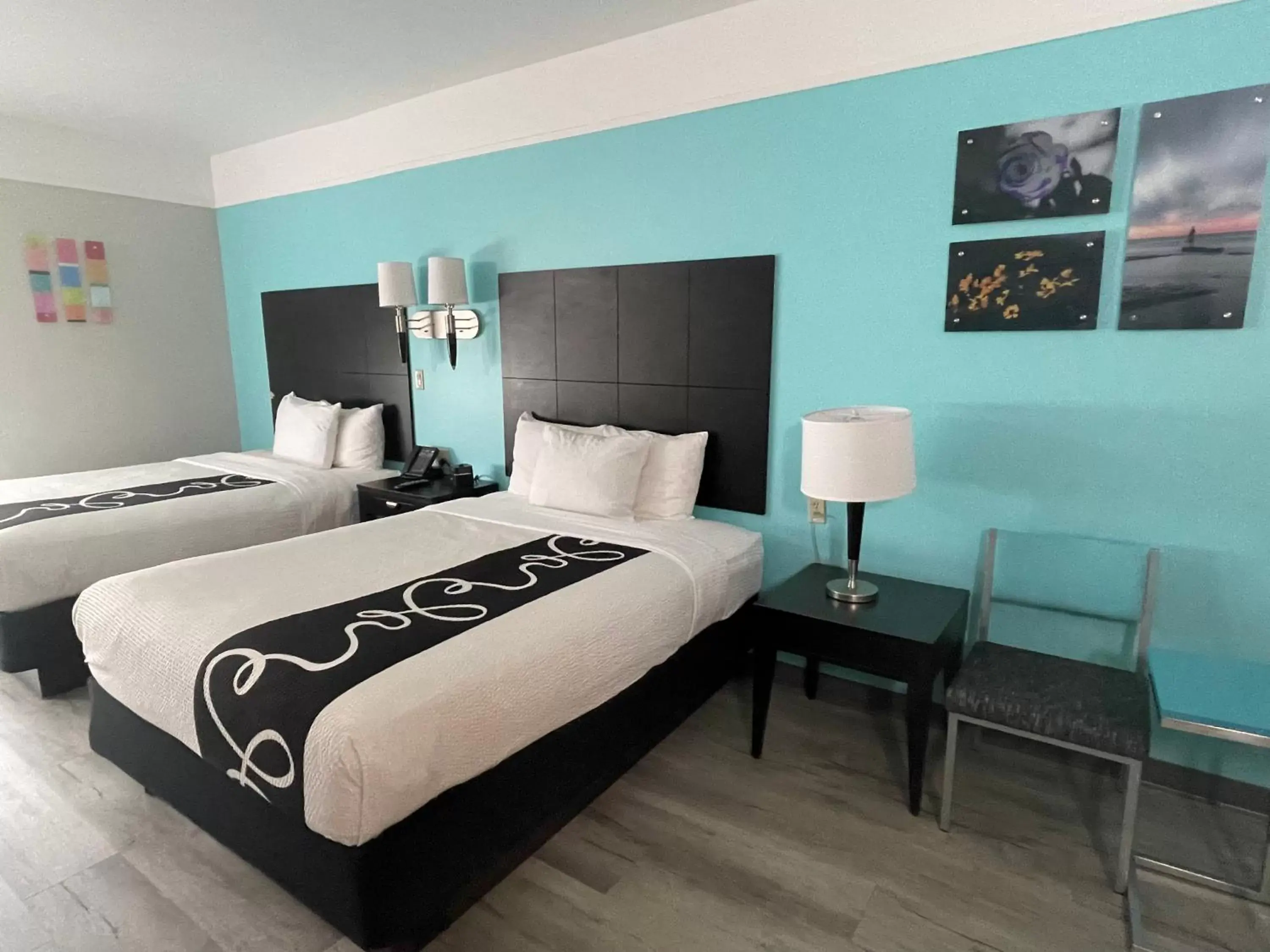 Bedroom, Bed in La Quinta Inn Suites by Wyndham Raymondville Harlingen