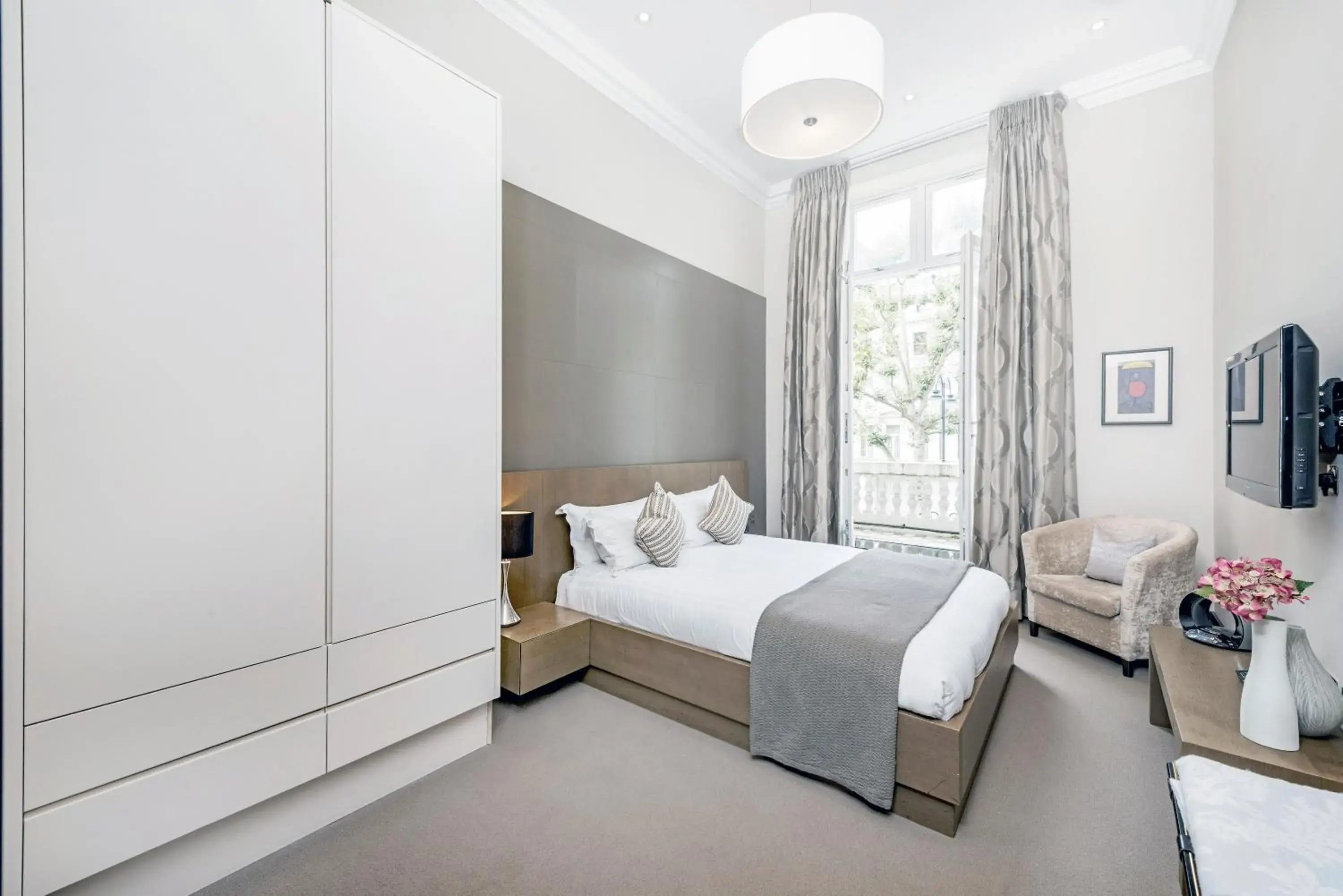 Bedroom, Room Photo in 130 Queen's Gate Apartments