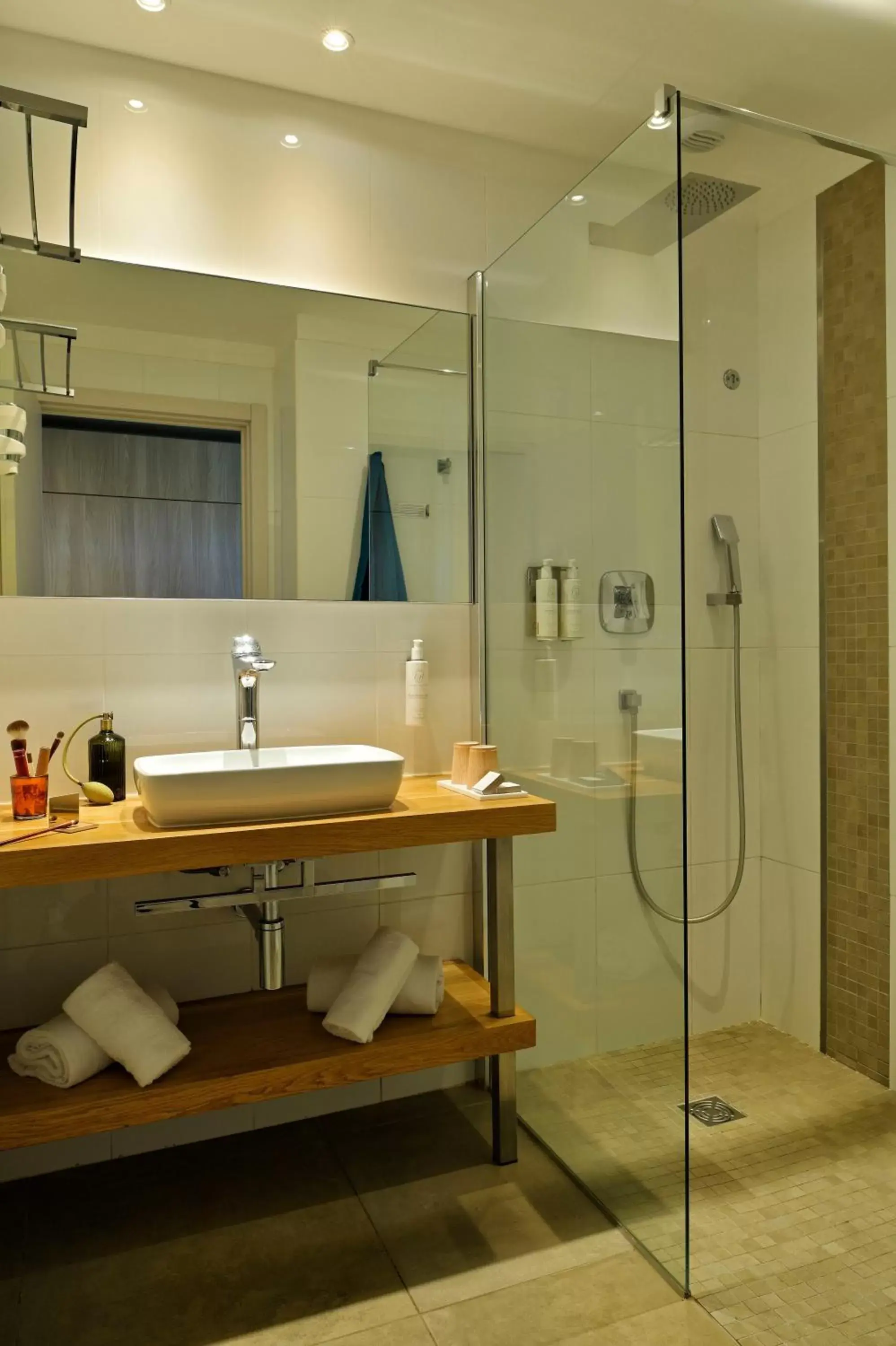 Shower, Bathroom in Hotel Bartaccia