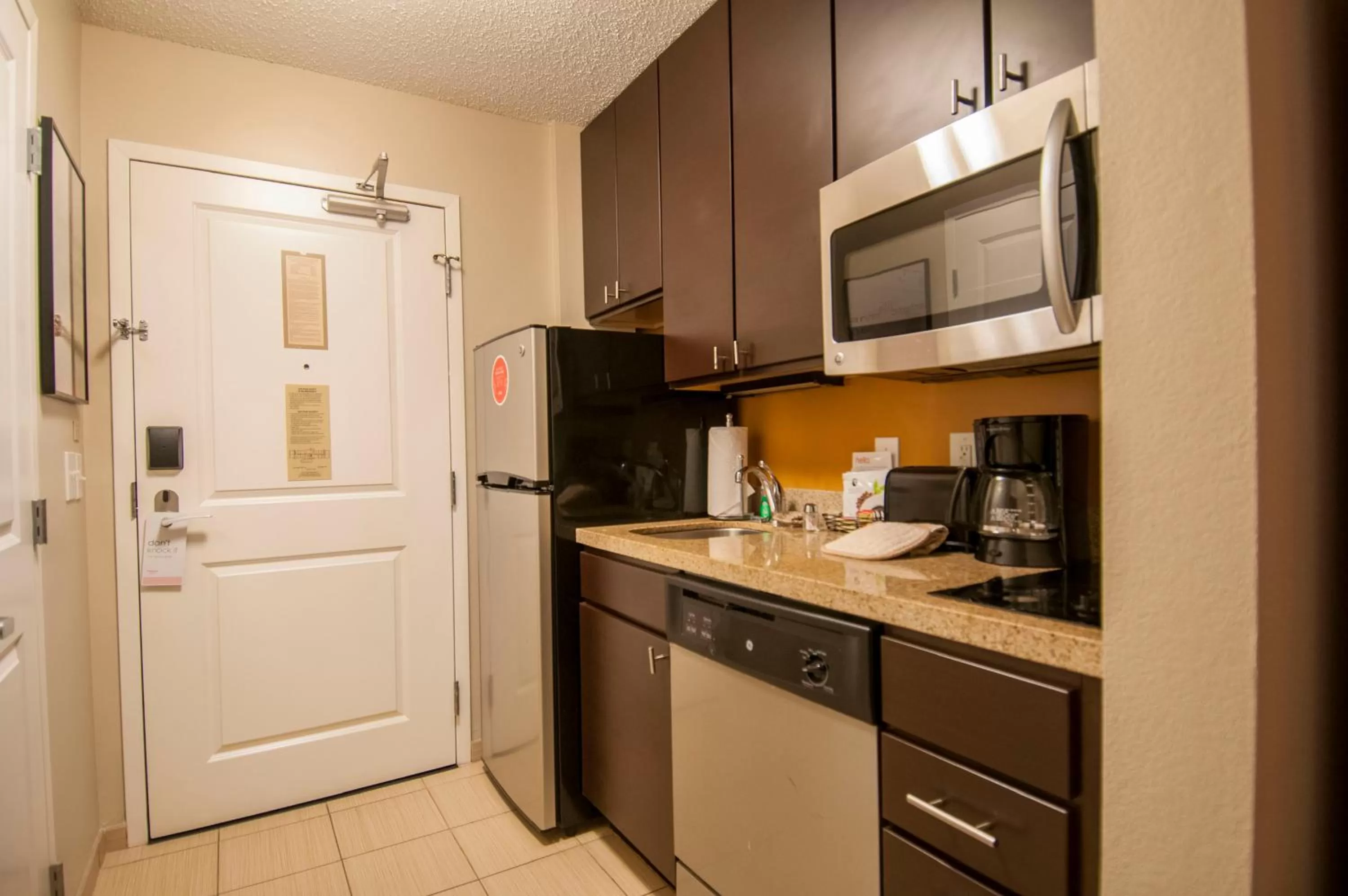 Communal kitchen in TownePlace Suites by Marriott Baton Rouge Gonzales