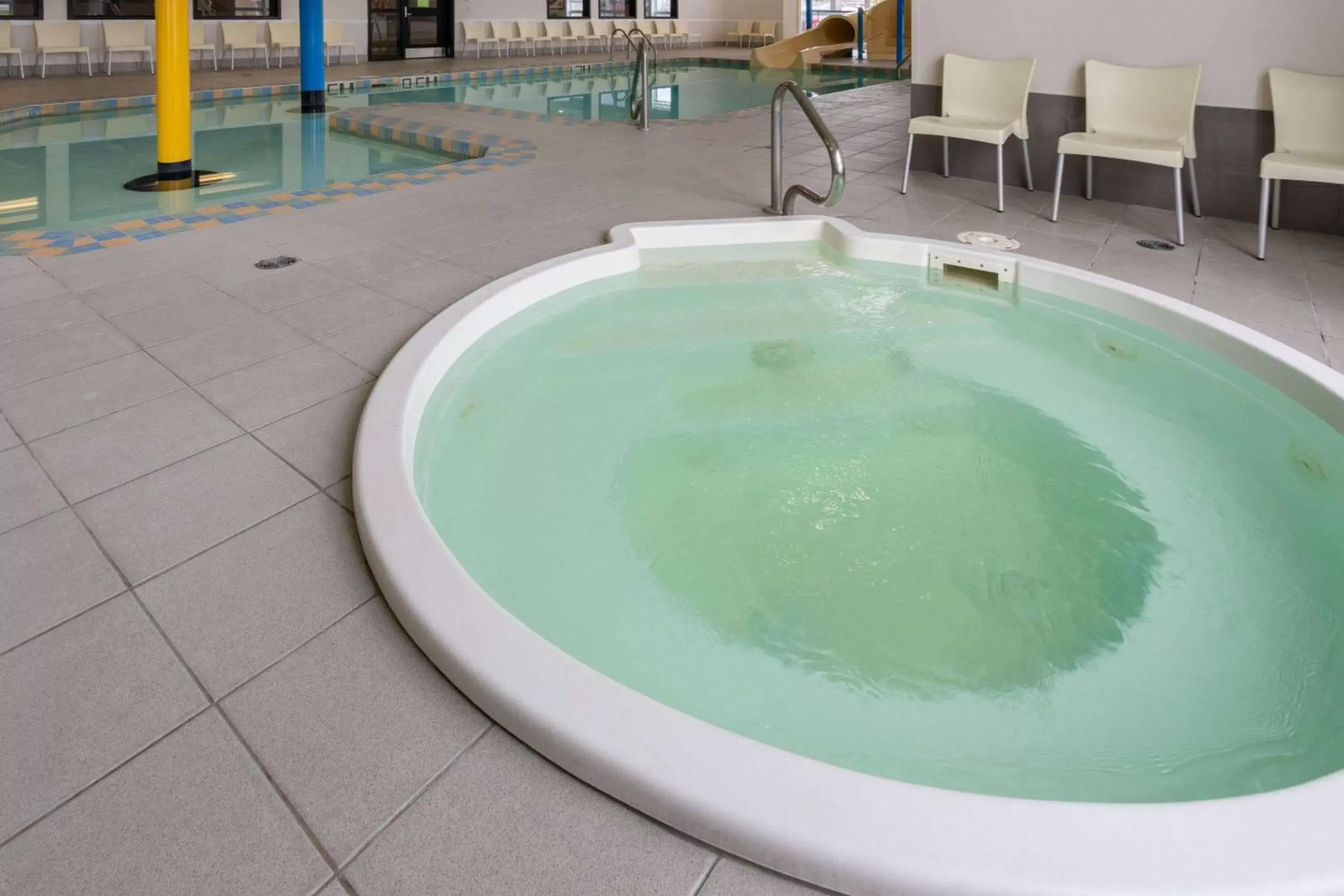 Hot Tub, Swimming Pool in Super 8 by Wyndham Trois-Rivieres