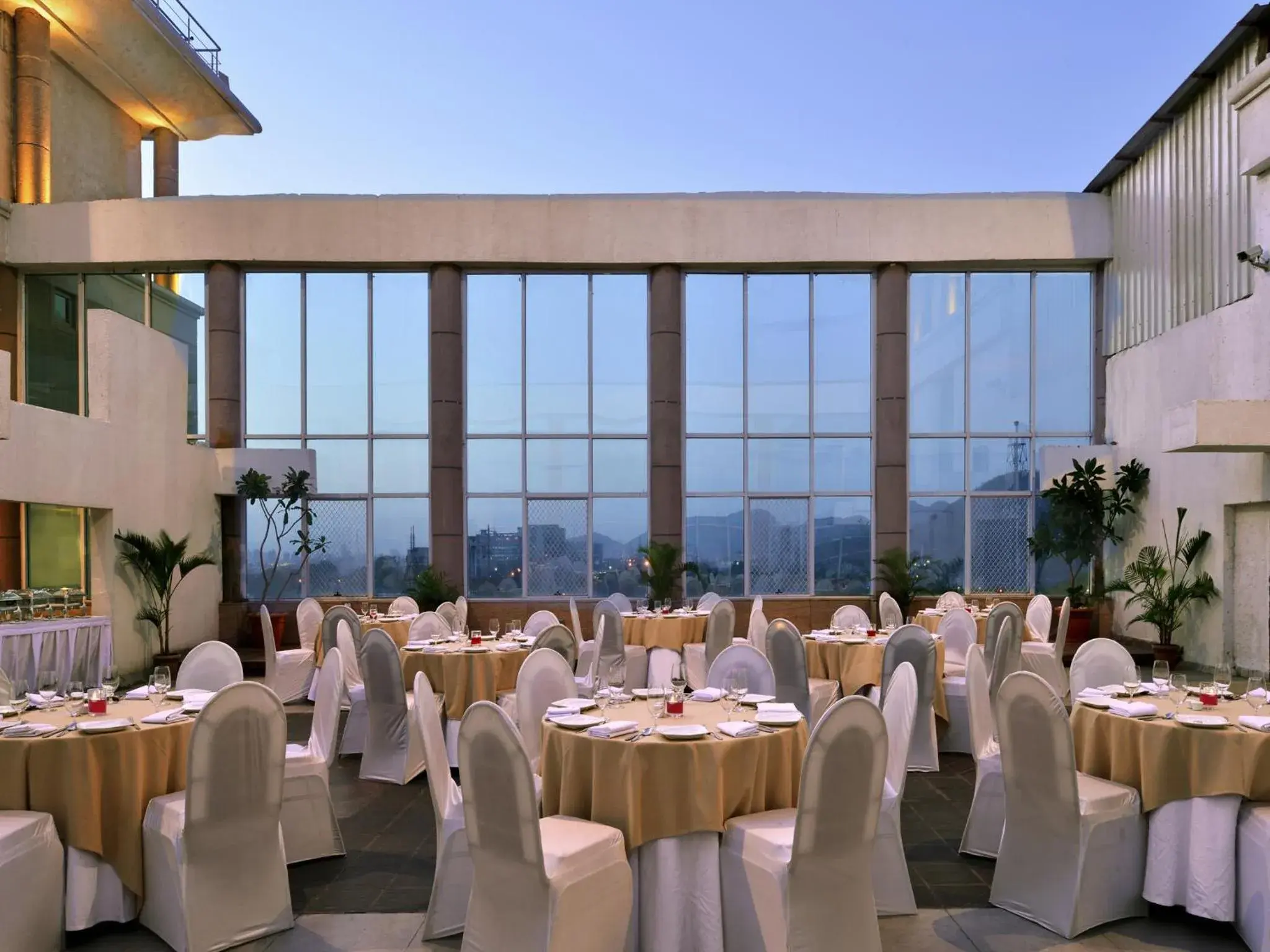 Business facilities, Banquet Facilities in Majestic Court Sarovar Portico