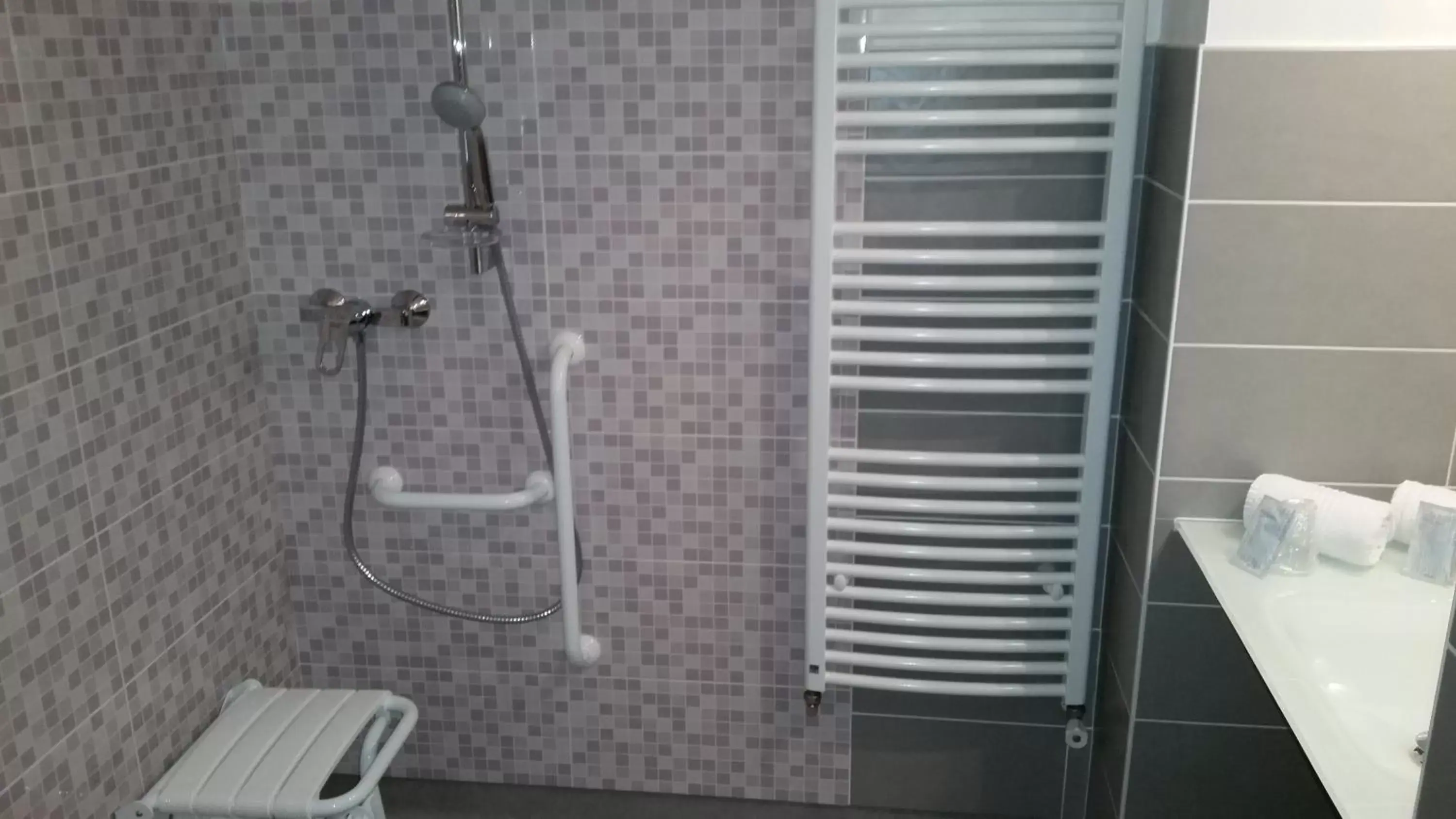 Shower, Bathroom in Hôtel restaurant et pension soirée étape Bel Air