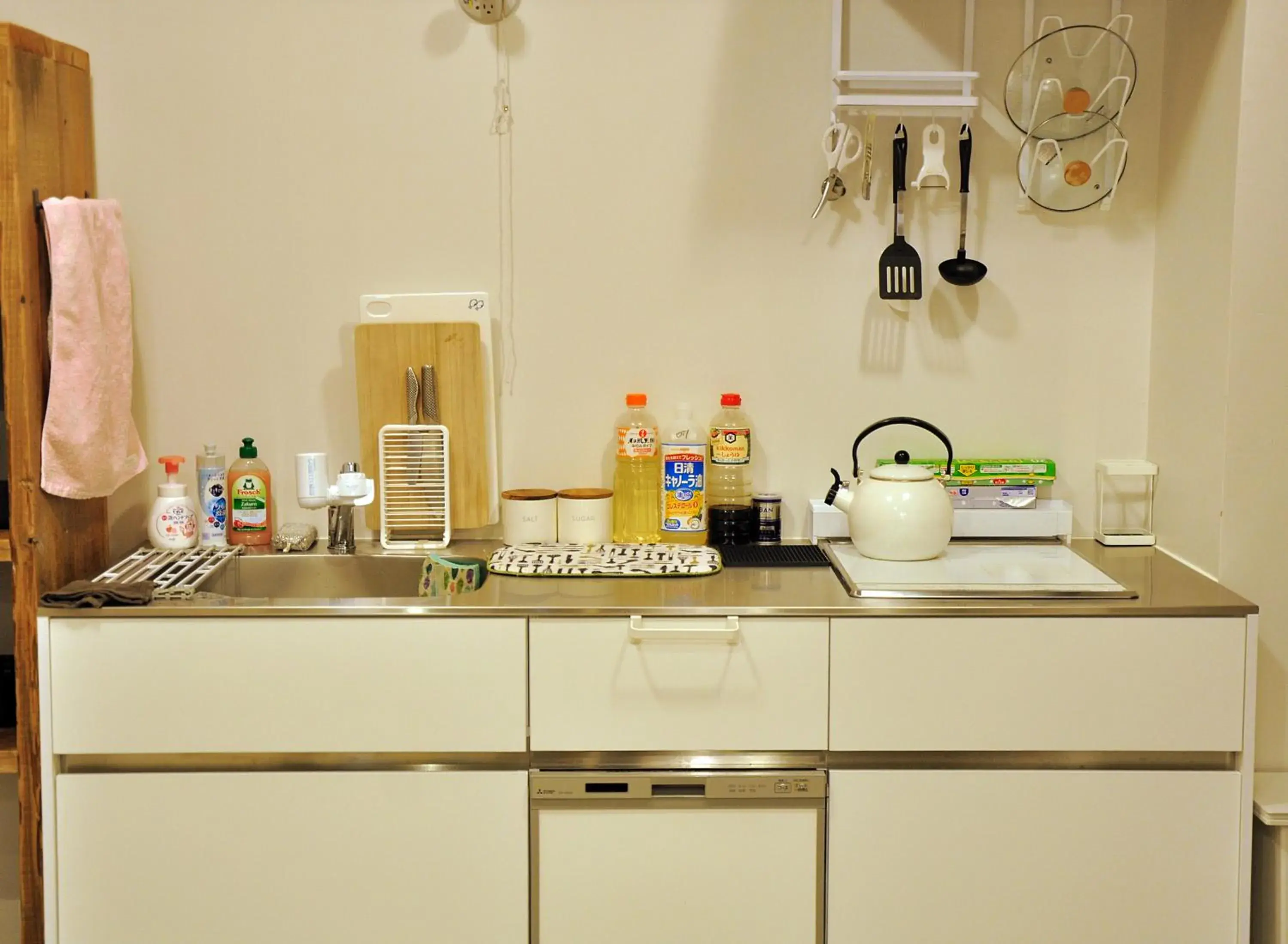 Communal kitchen, Kitchen/Kitchenette in Guesthouse Akicafe Inn