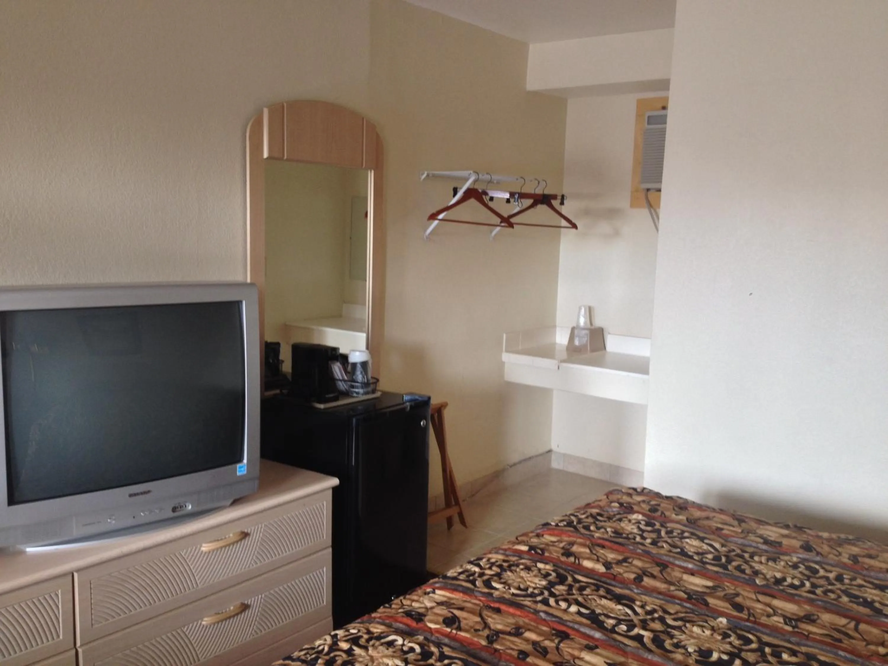 Bed in Battlefield Inn Springfield