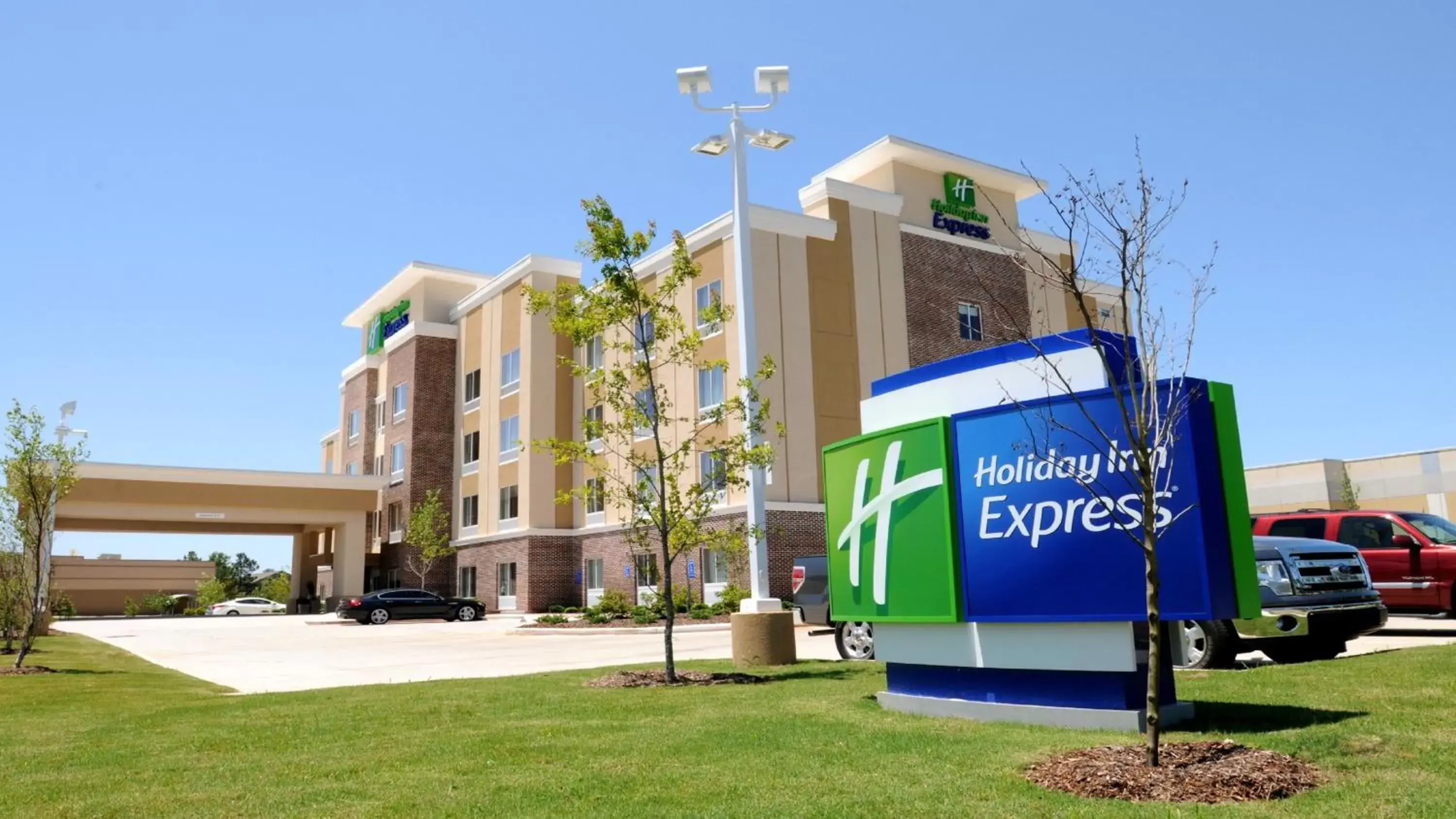 Property building in Holiday Inn Express Covington-Madisonville, an IHG Hotel