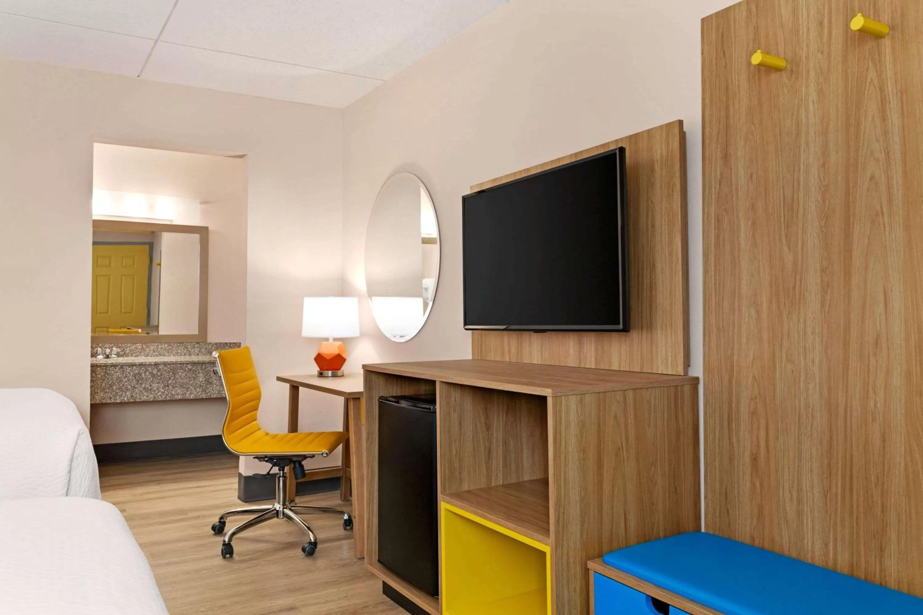 Photo of the whole room, Bed in Hotel Bo, a Days Inn by Wyndham Chattanooga Downtown