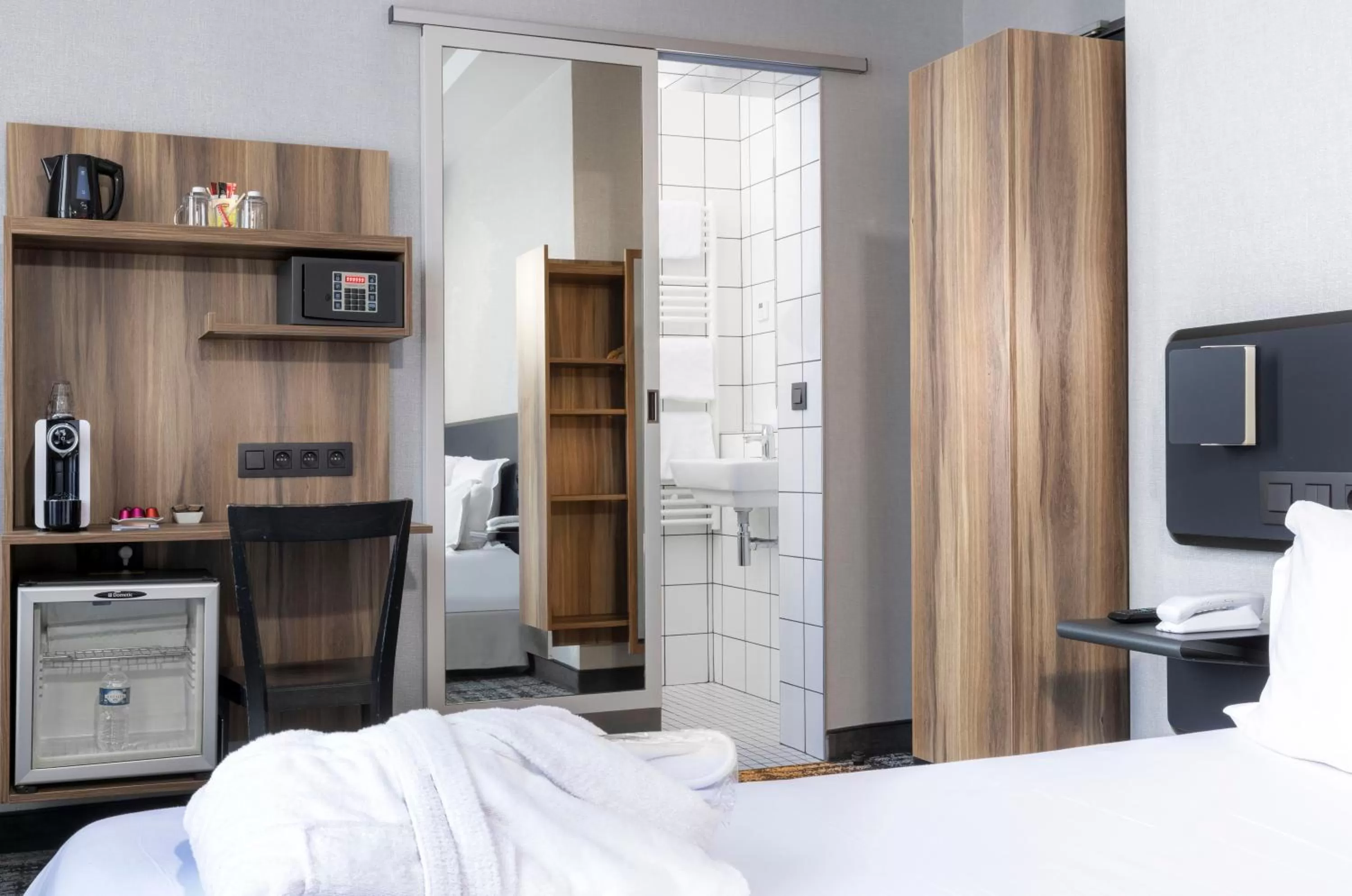 Bathroom, Bed in Libertel Austerlitz Jardin des Plantes