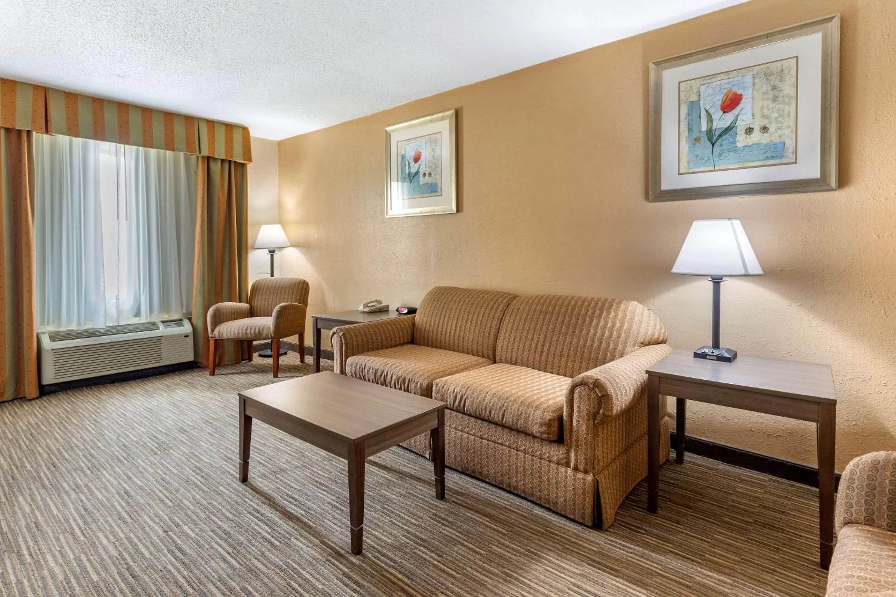 Seating area in Quality Inn & Suites Hanes Mall