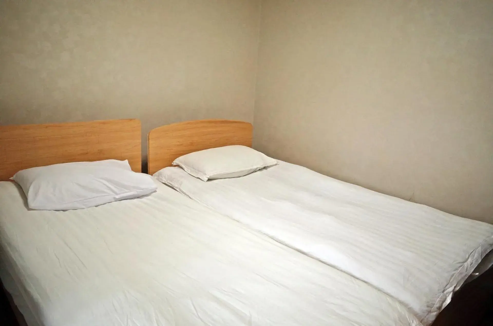 Twin Room with Shared Bathroom in YaKorea Hostel Gangnam Twin Room with Shared Bathroom in YaKorea Hostel Gangnam