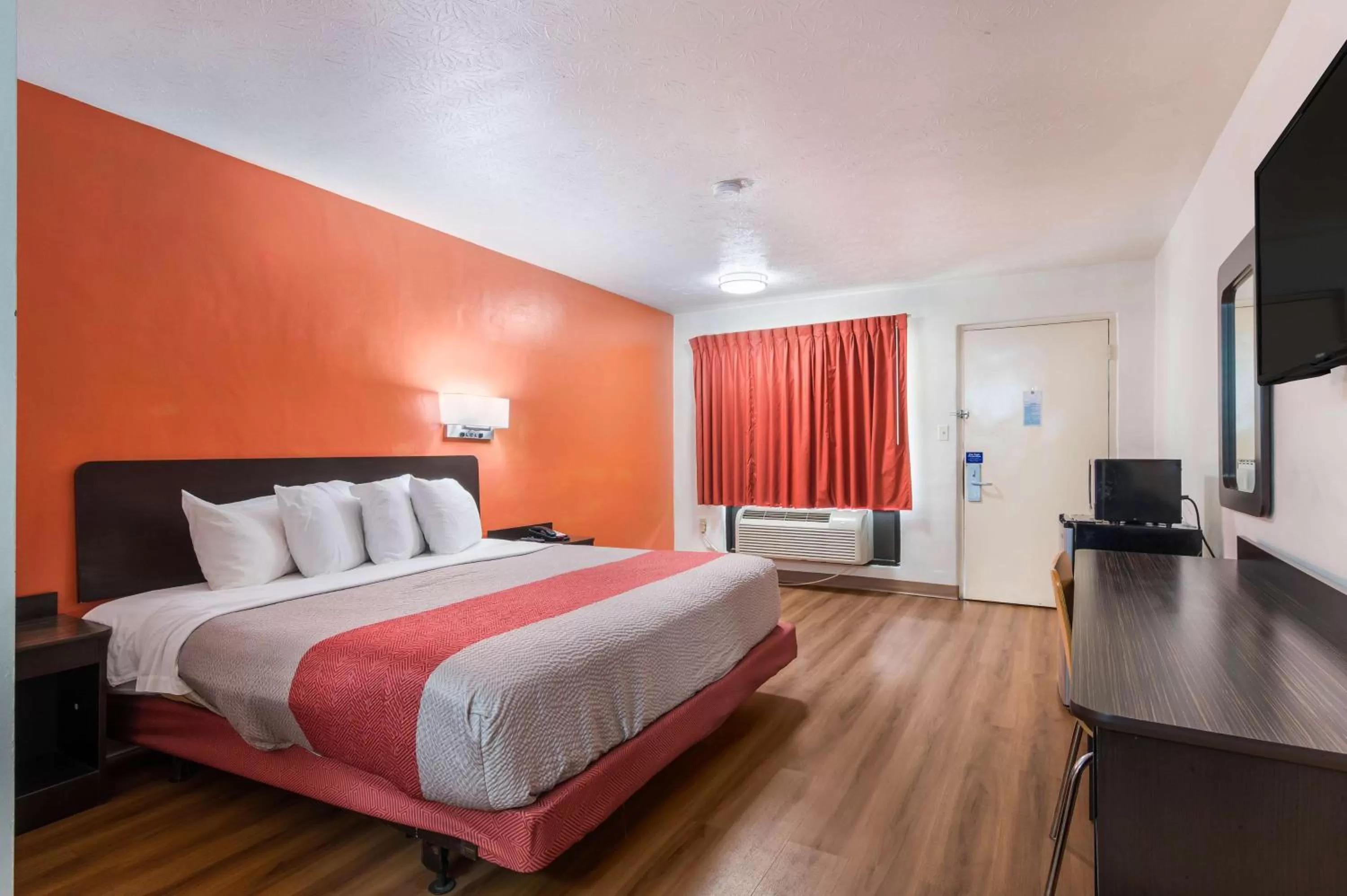 TV and multimedia, Bed in Motel 6-Attalla, AL