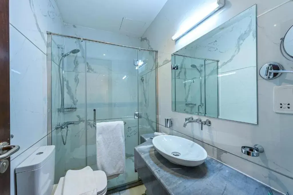 Shower, Bathroom in Al Mansour Suites Hotel