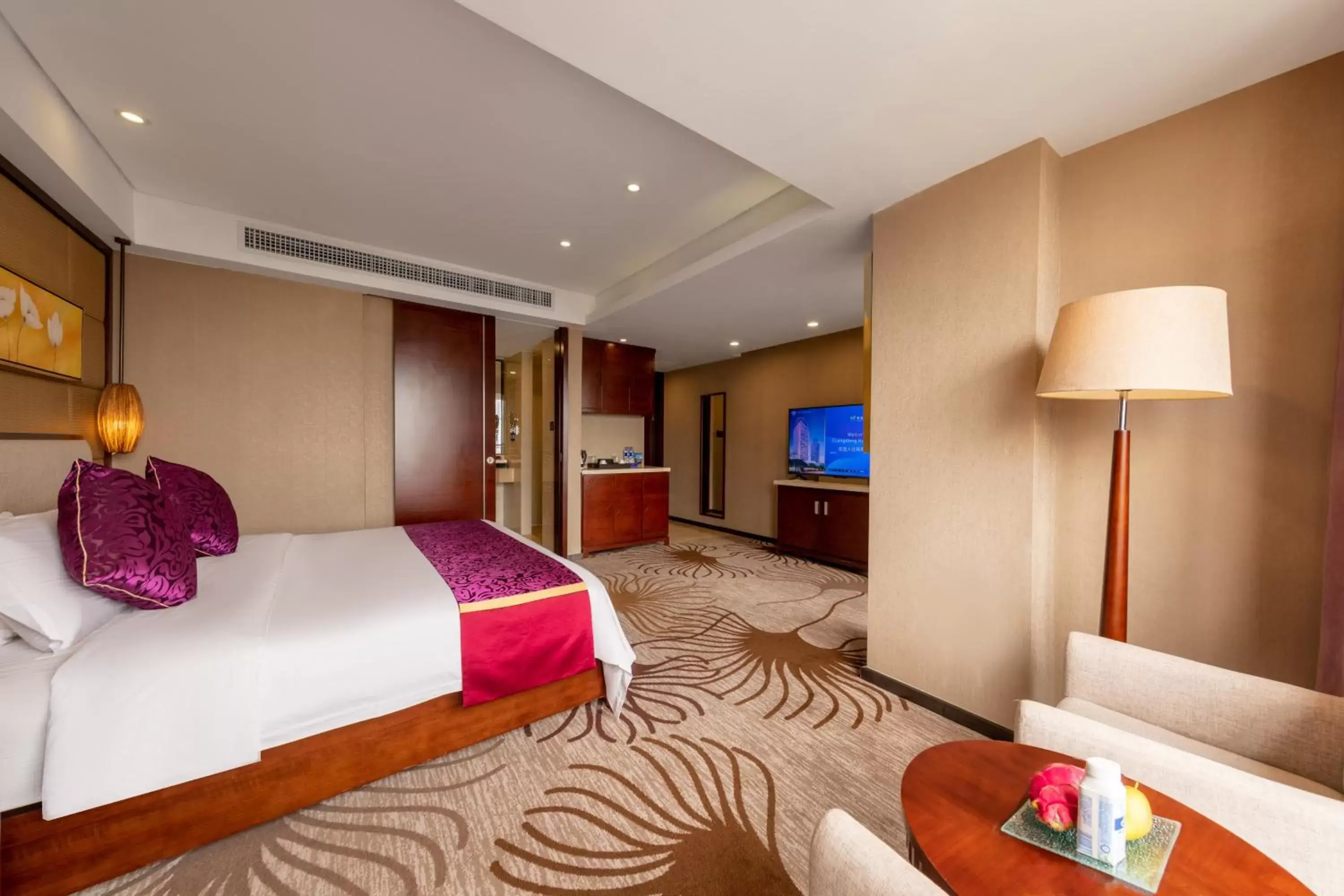 Bed in Guangdong Hotel (Zhuhai)