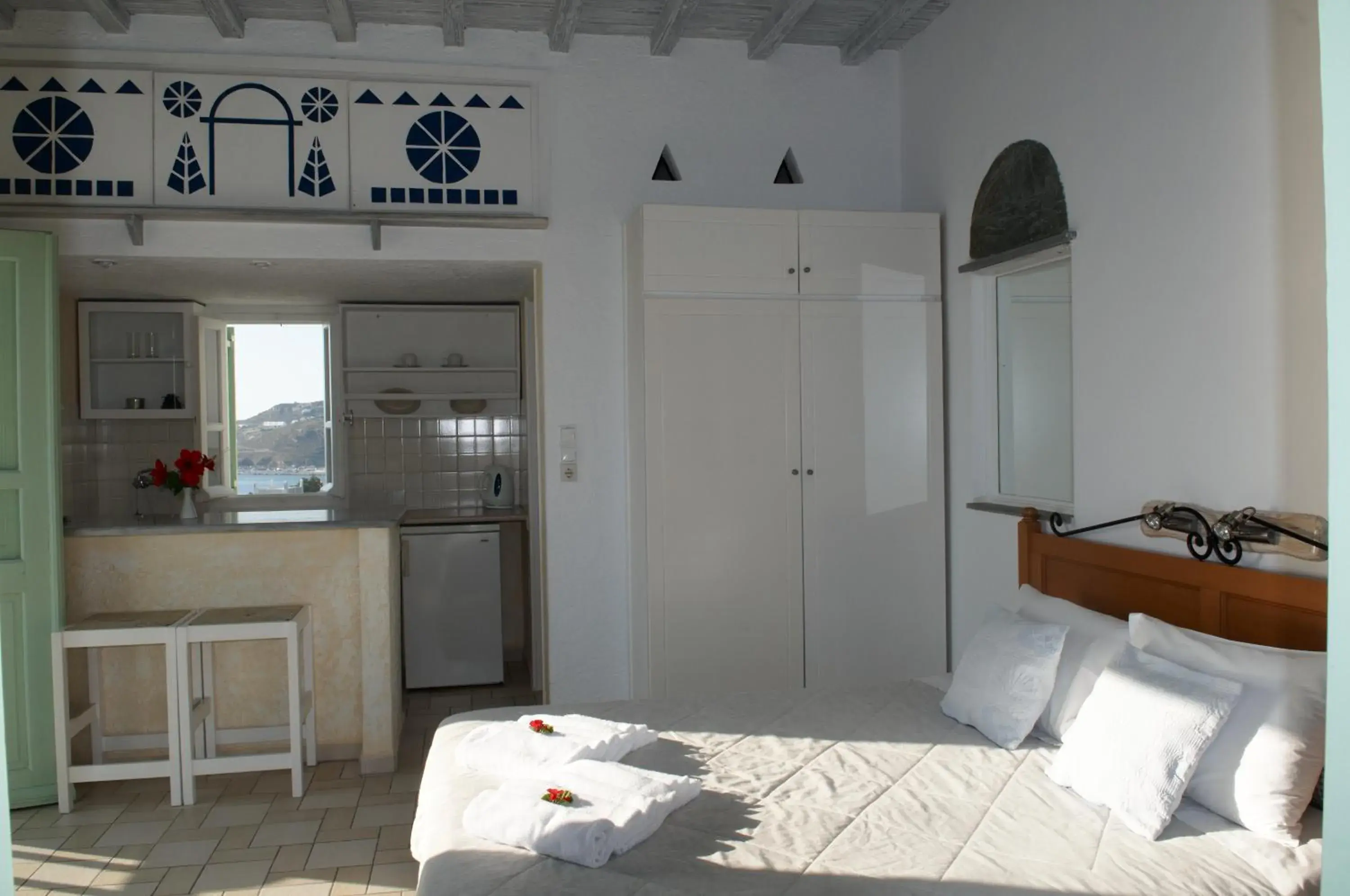Photo of the whole room, Bed in Mykonos View Hotel