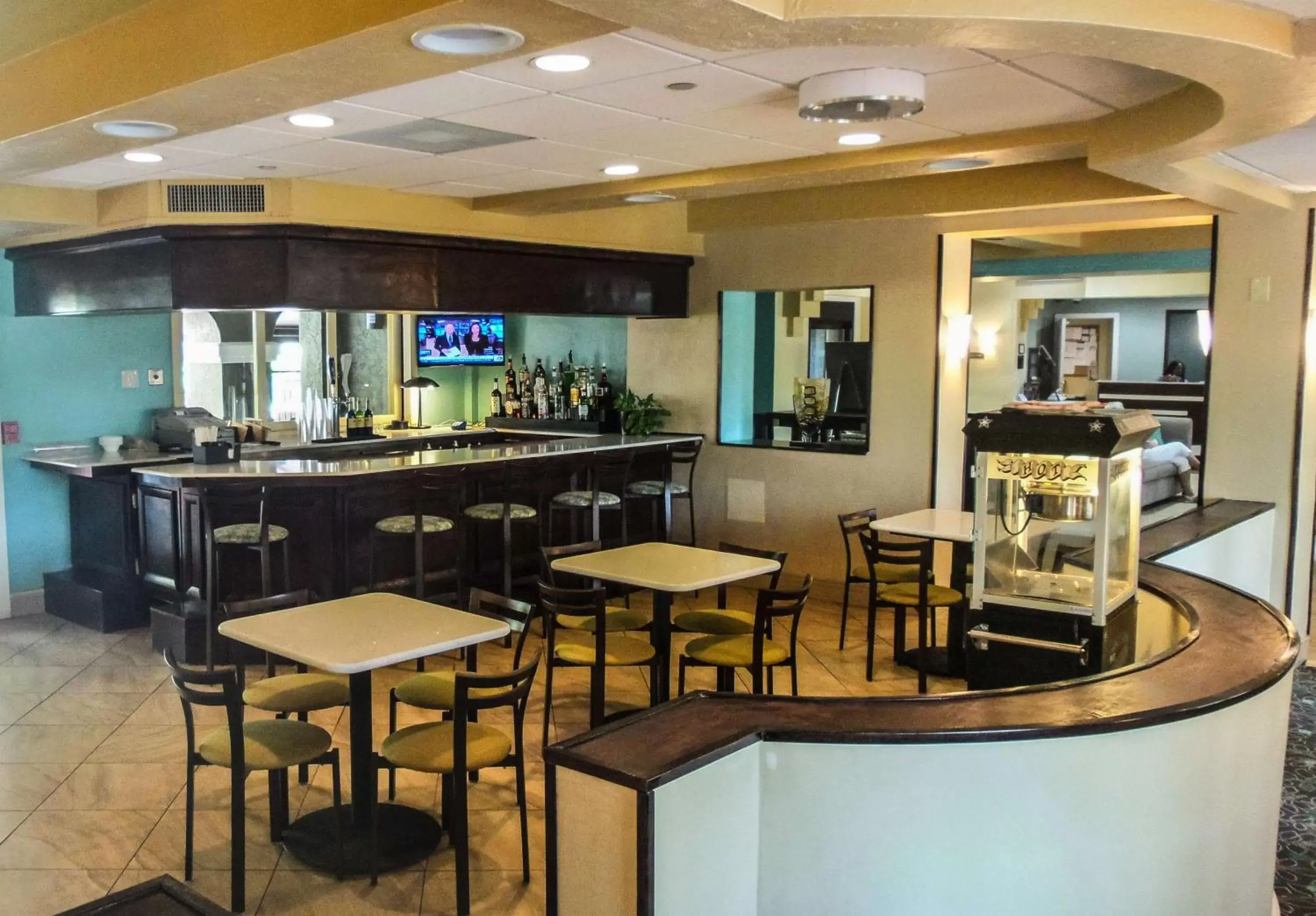 Lounge or bar in Best Western Plus Deerfield Beach Hotel & Suites