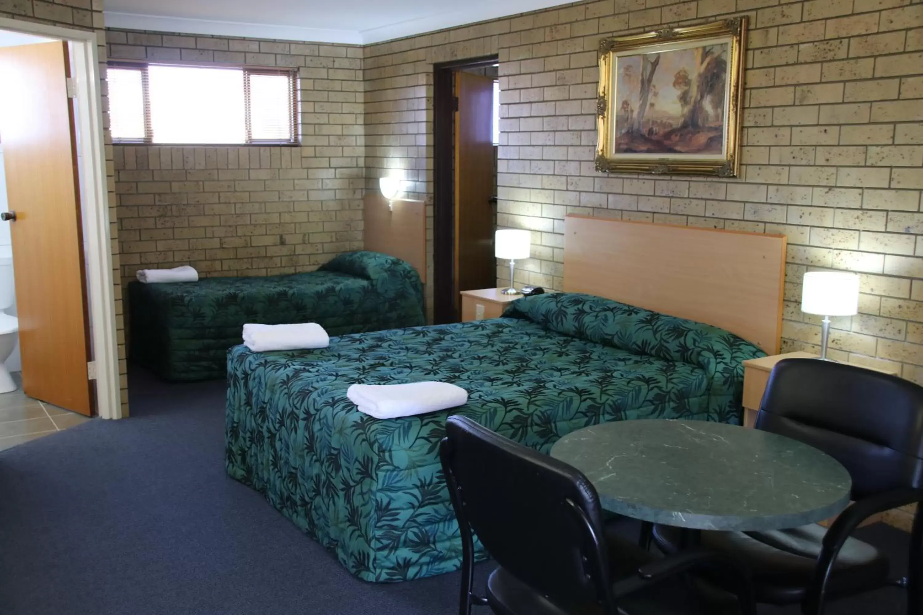 Living room, Bed in Macintyre Motor Inn