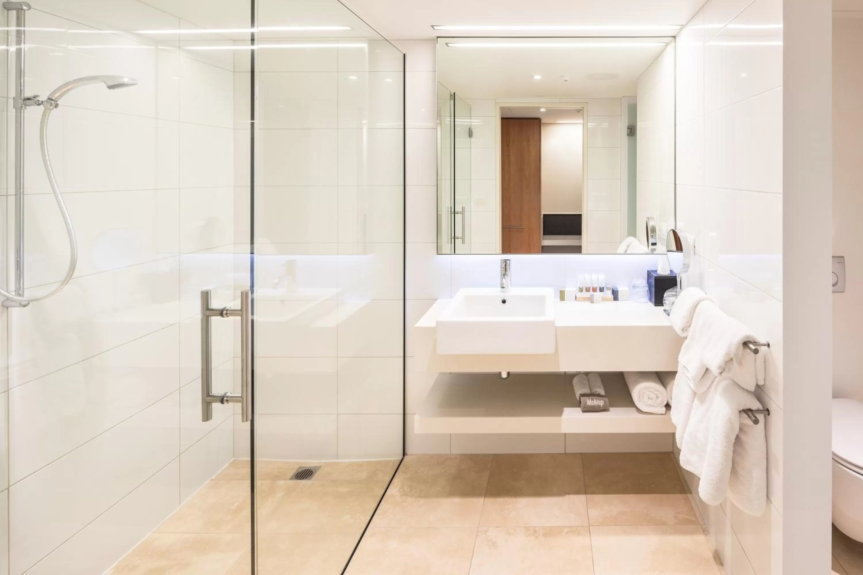 Bathroom in Commodore Airport Hotel Christchurch