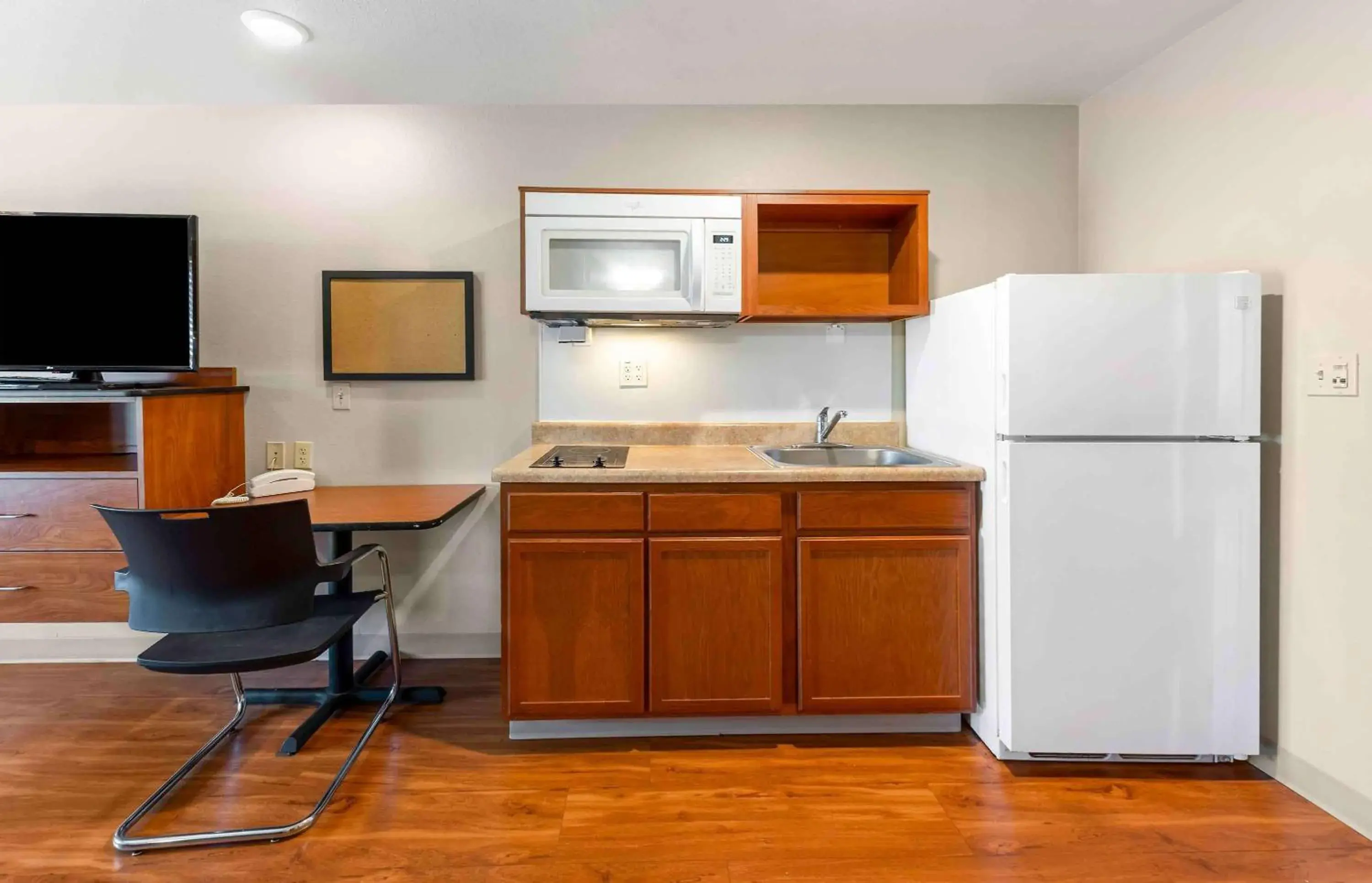 Bedroom, Kitchen/Kitchenette in Extended Stay America Select Suites - Oklahoma City - West