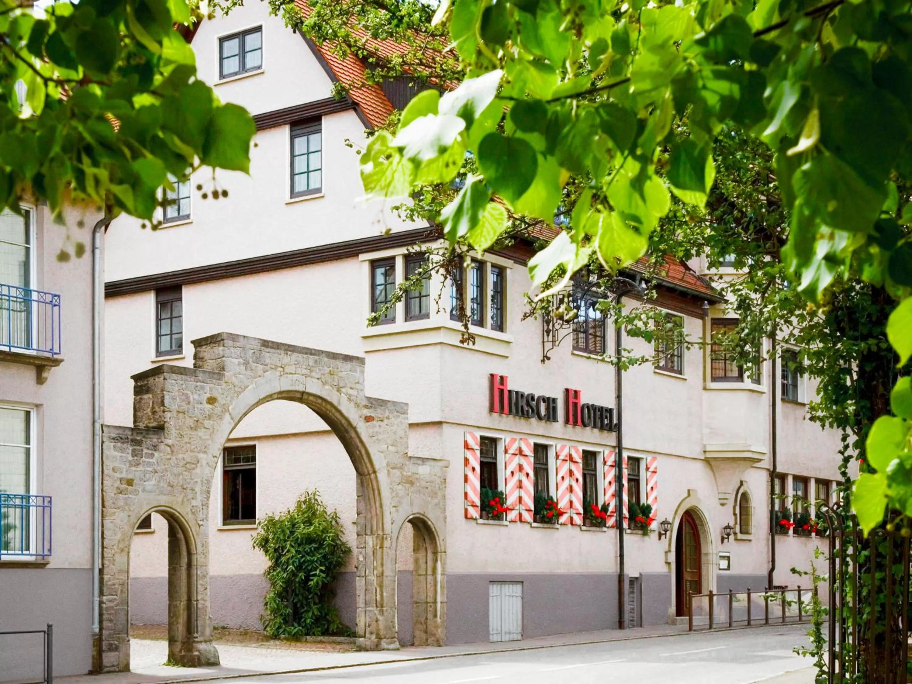 Facade/entrance in Hirsch Hotel